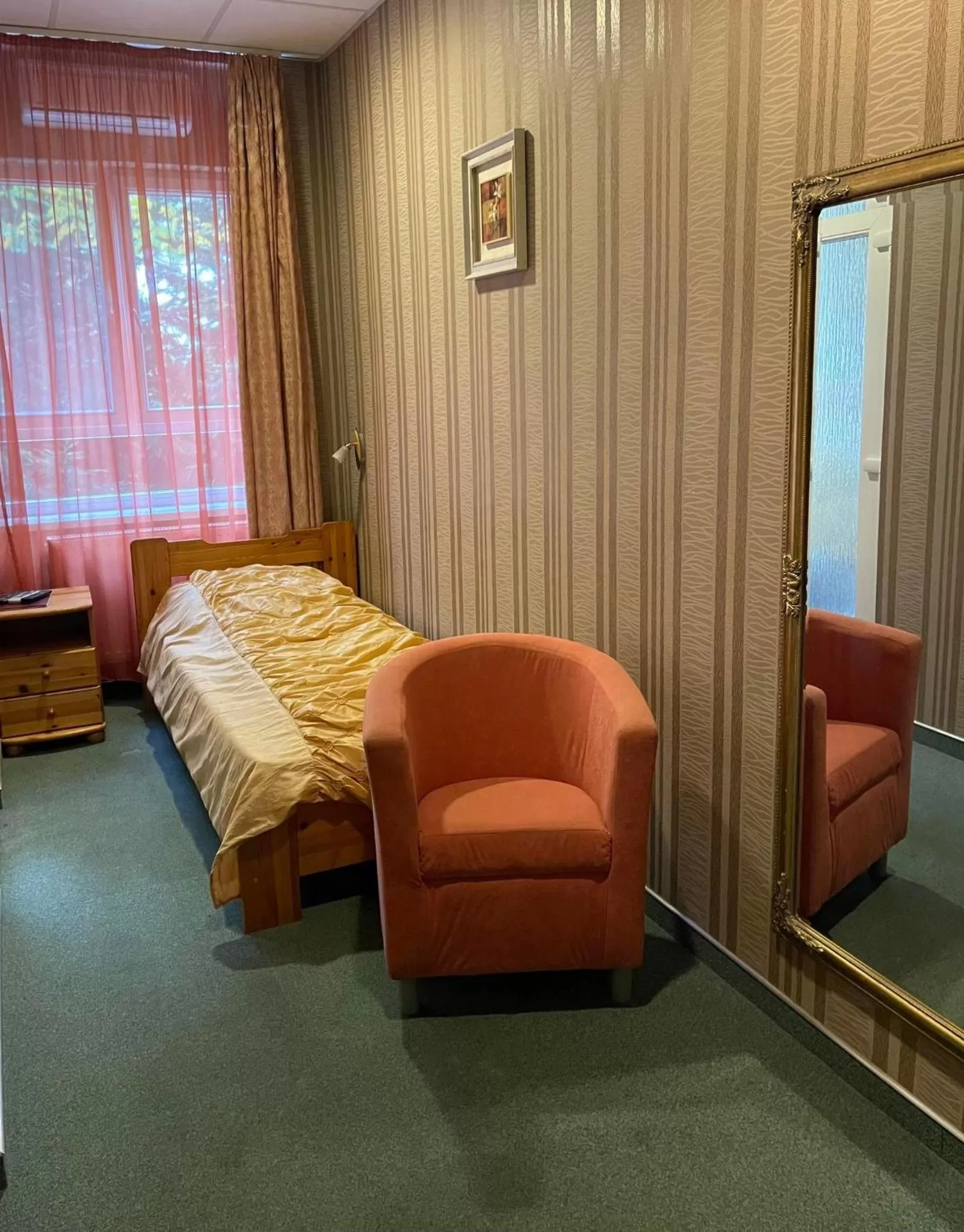 Photo of the whole room, Seating Area in Airport Szálló