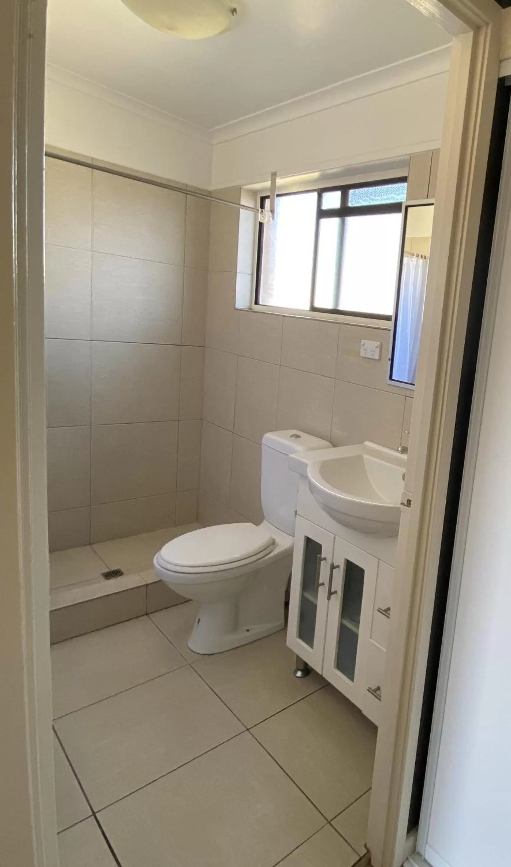 Bathroom in Centrepoint Midcity Motor Inn