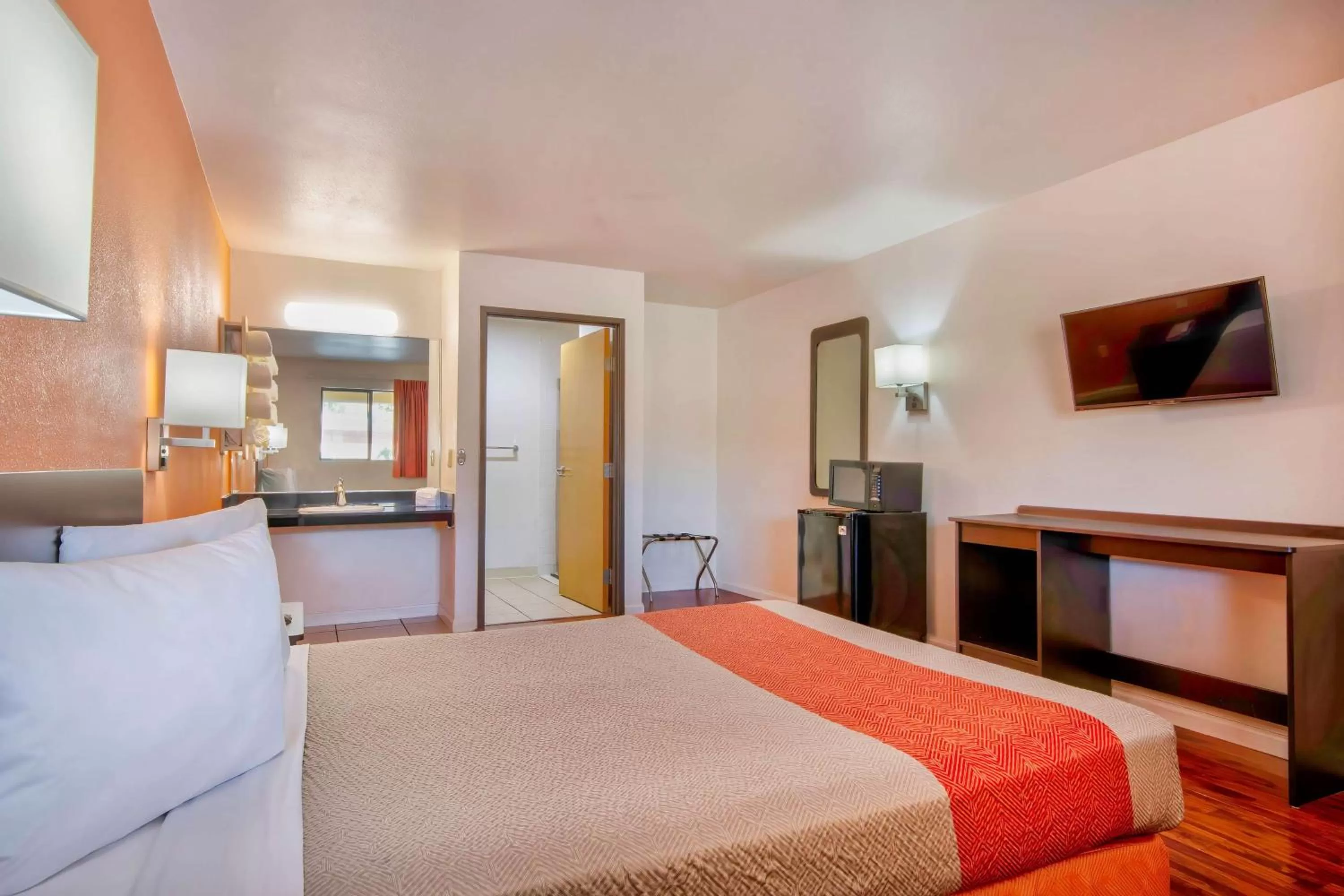 Bed in Motel 6-Santa Nella, CA - Los Banos