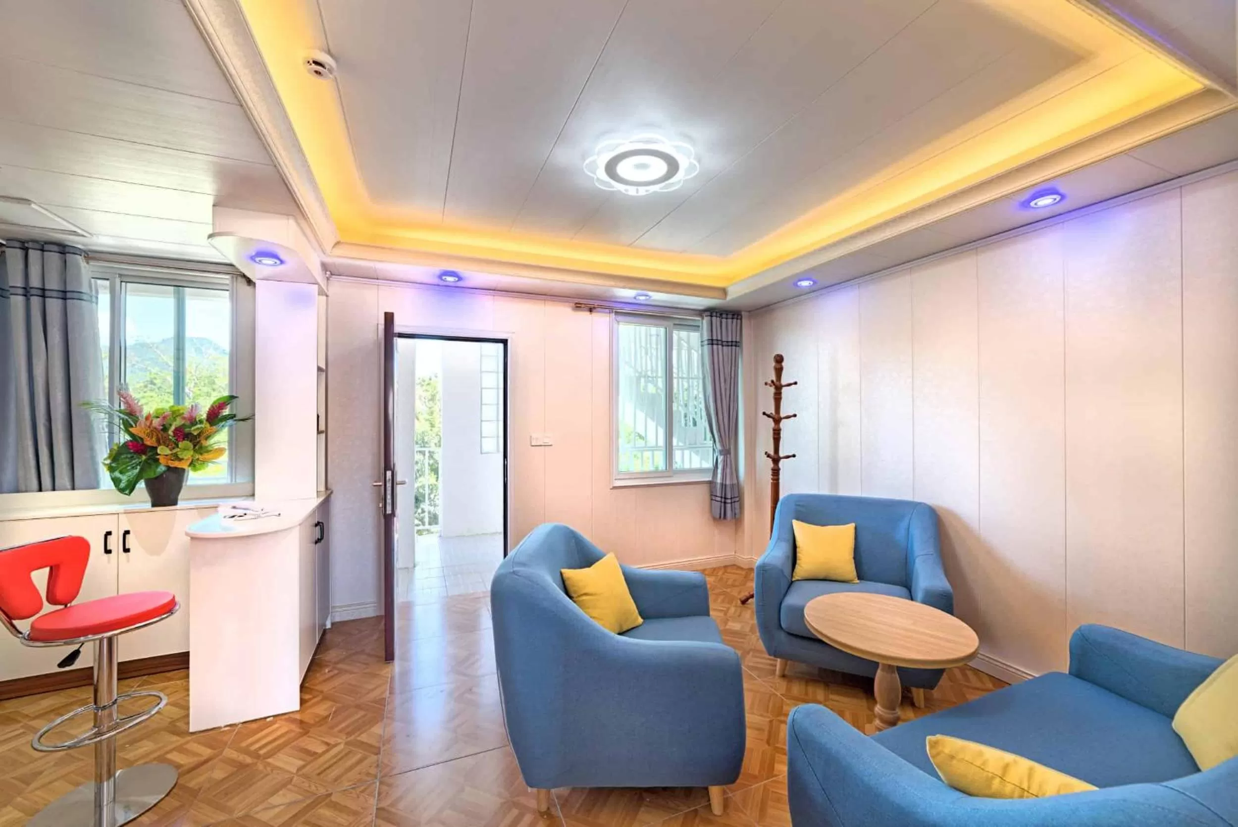 Living room, Seating Area in Riverside Hotel