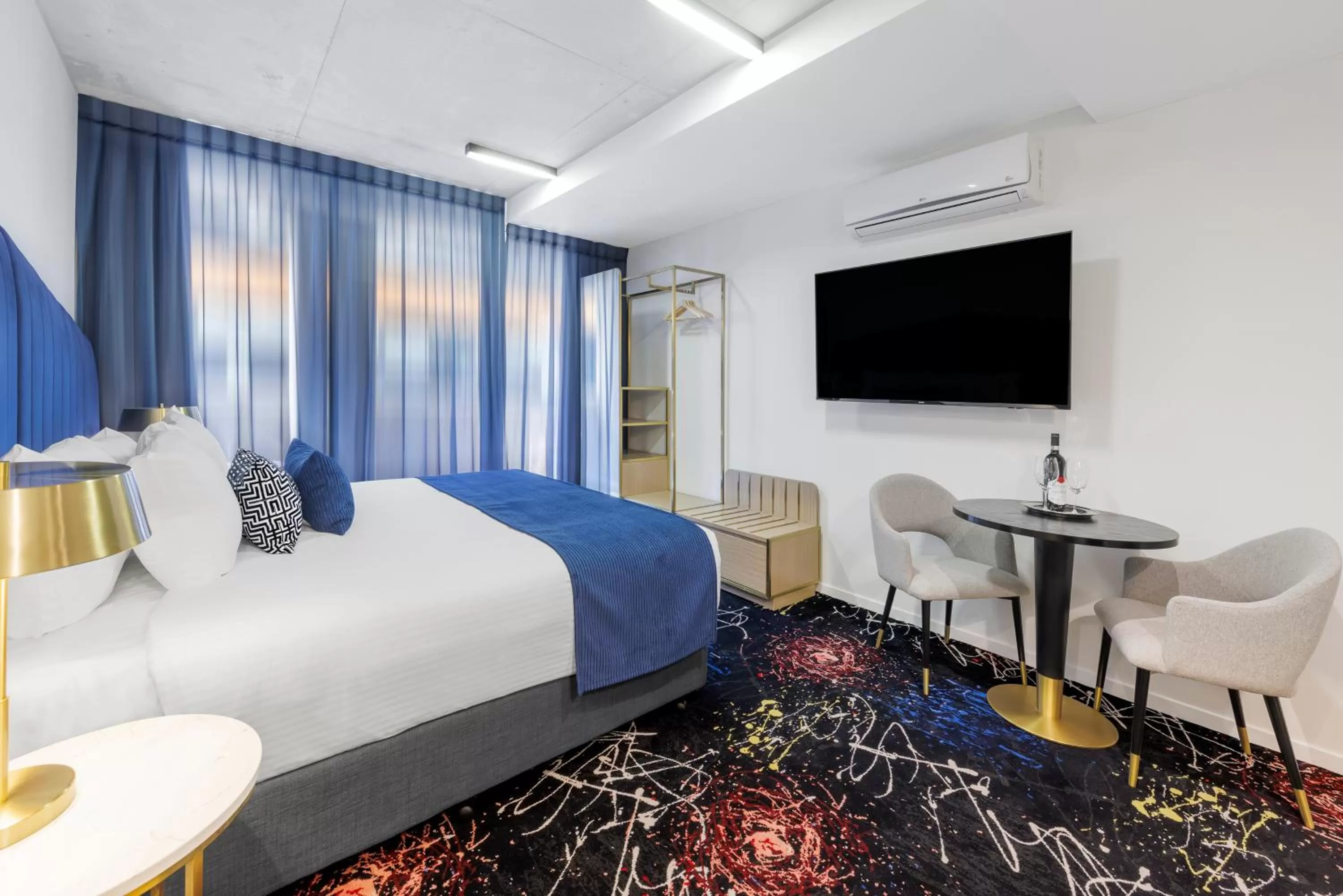 Bed, TV/Entertainment Center in Mercure Melbourne St Kilda Road