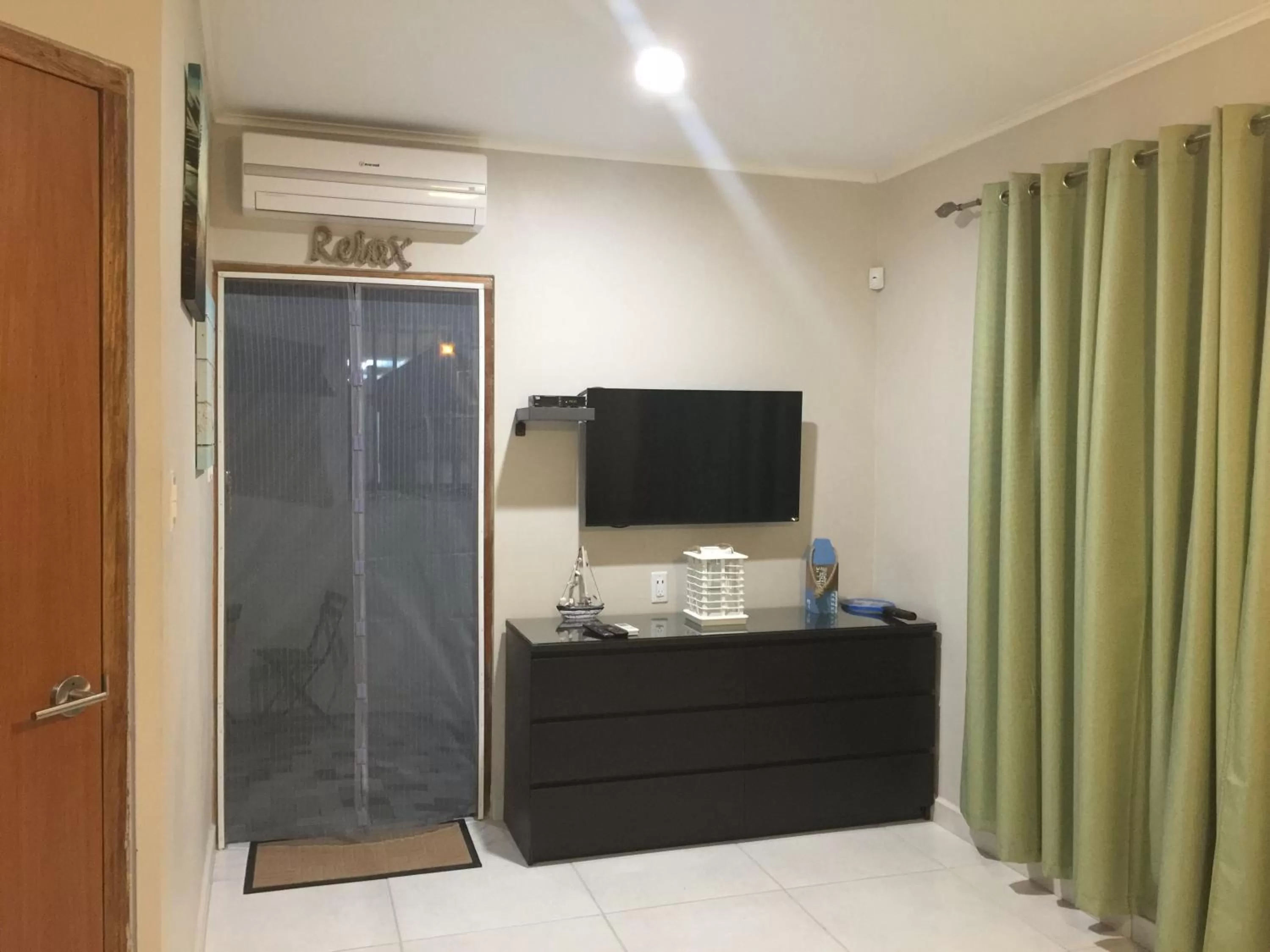 TV and multimedia in The Pier Beach Inn & Suites