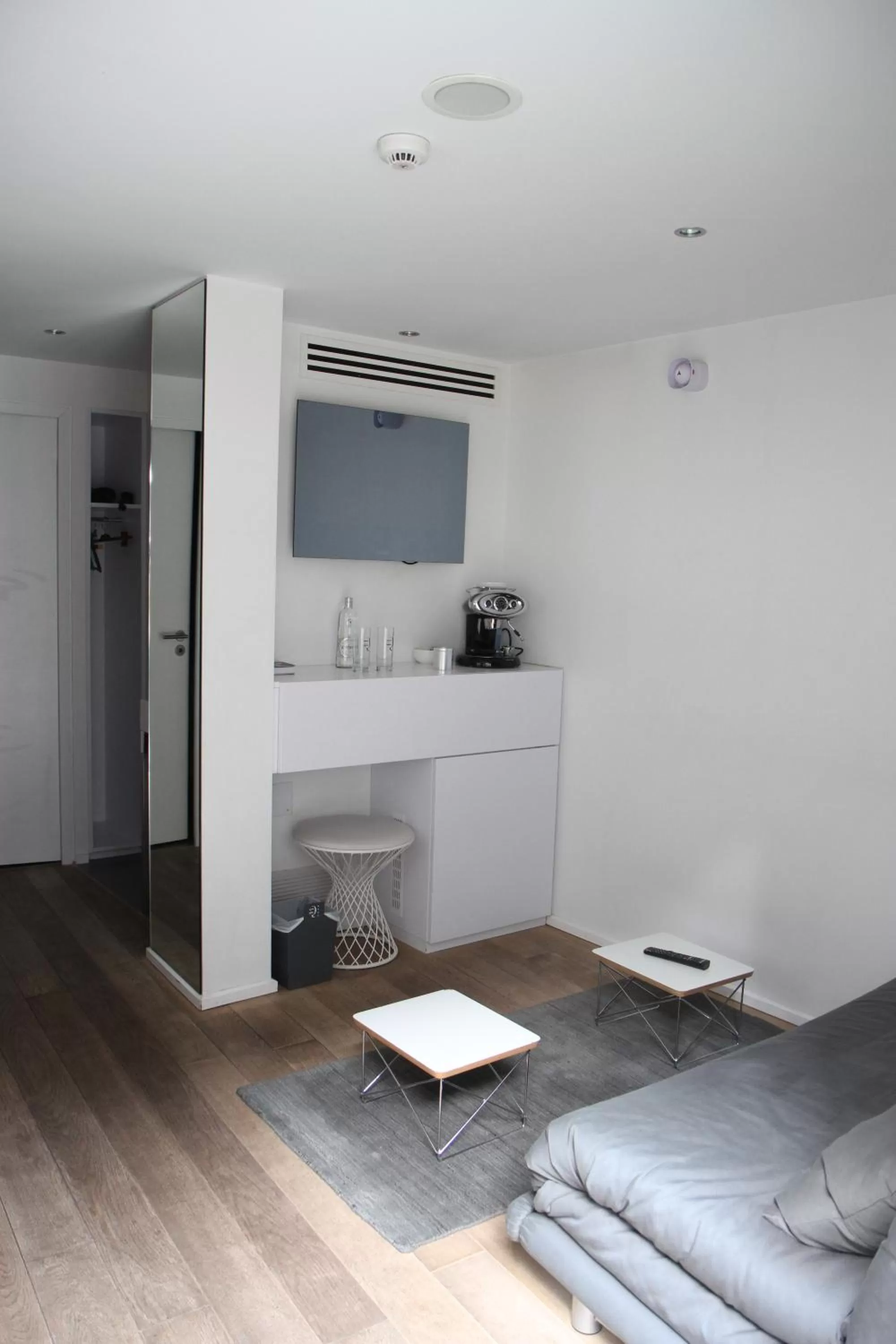 Communal lounge/ TV room in Hôtel Quatorze