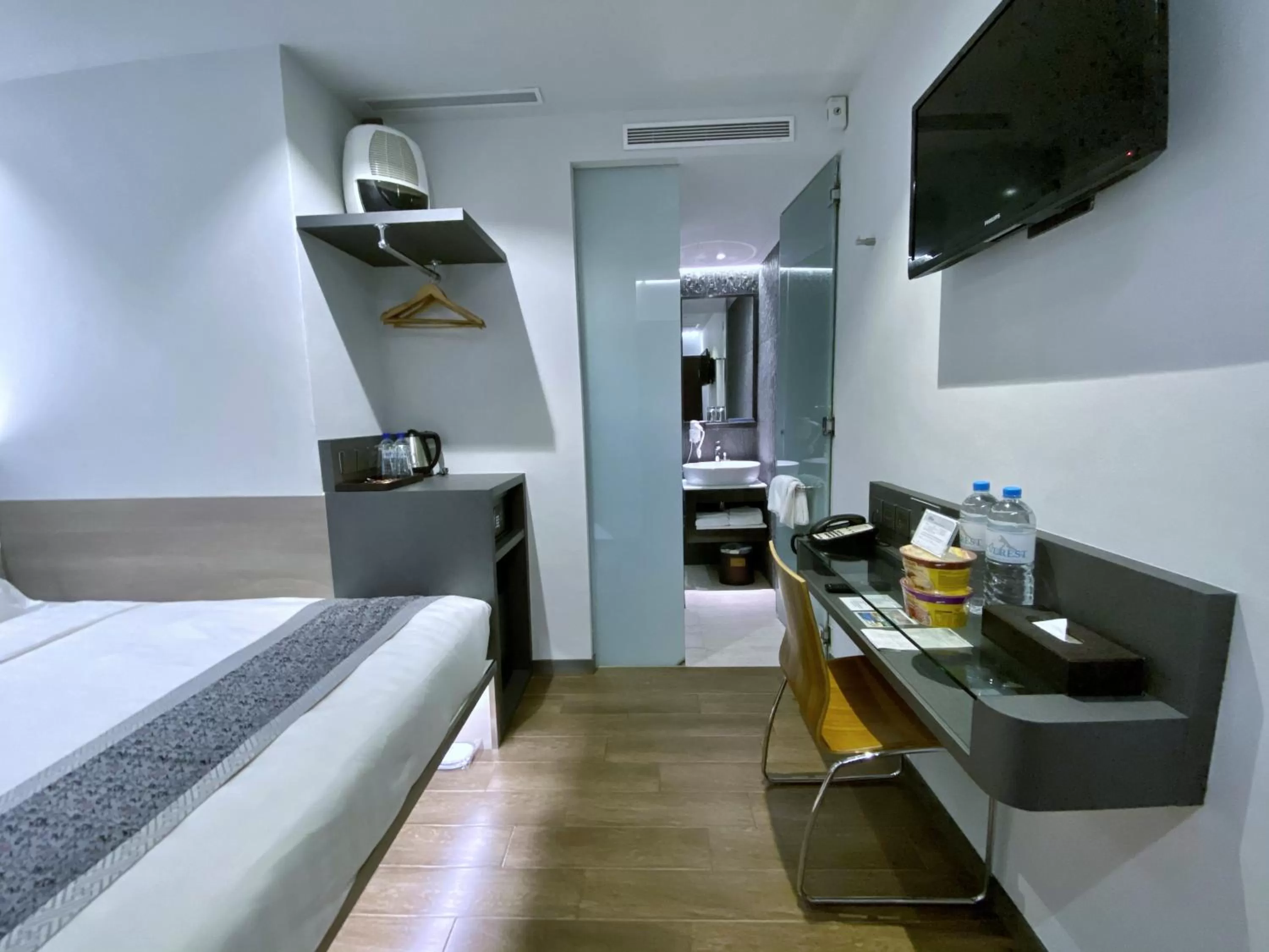 Photo of the whole room, Bed in Bliss Hotel Singapore