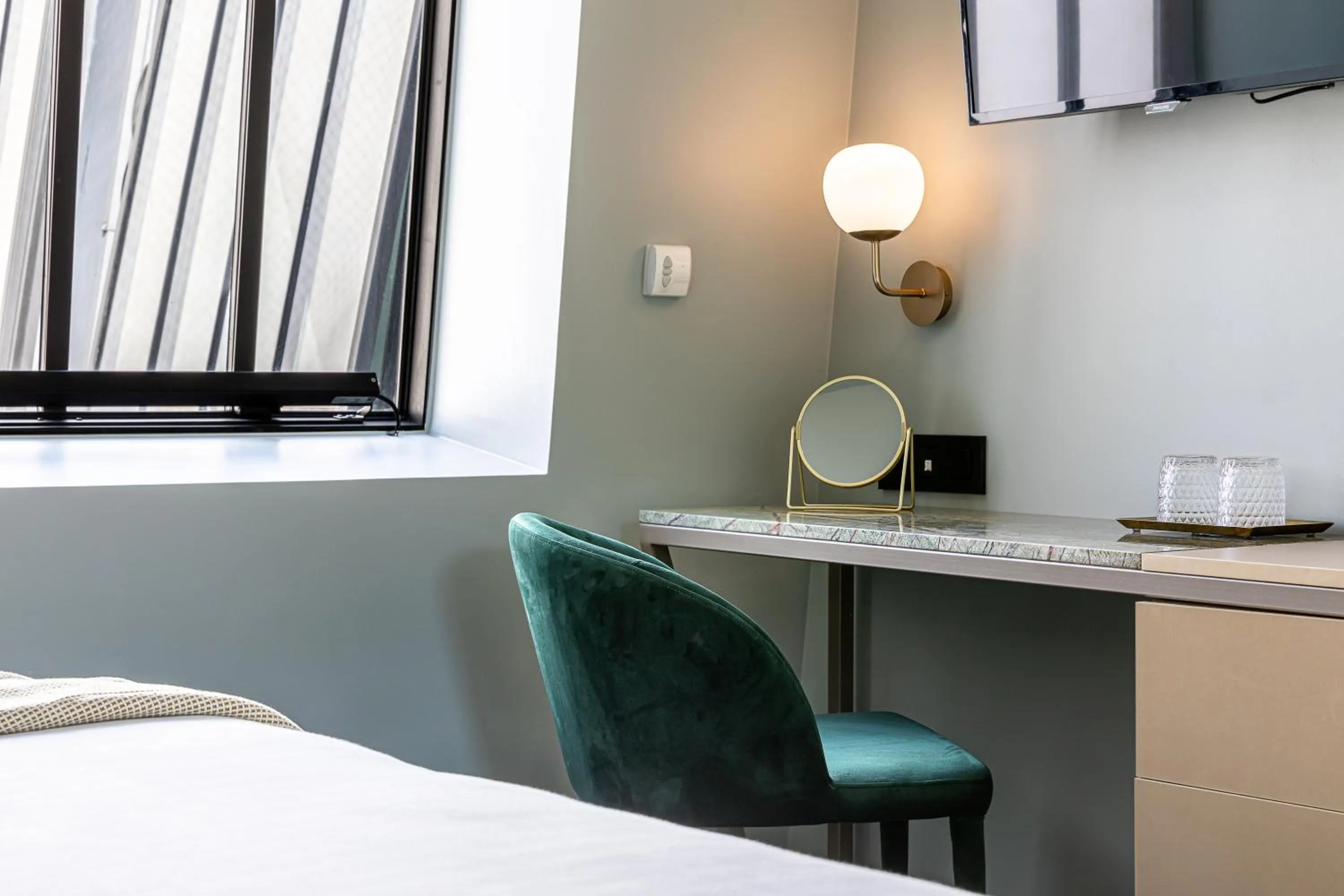 TV and multimedia, Bed in Hôtel Veryste & Spa Paris