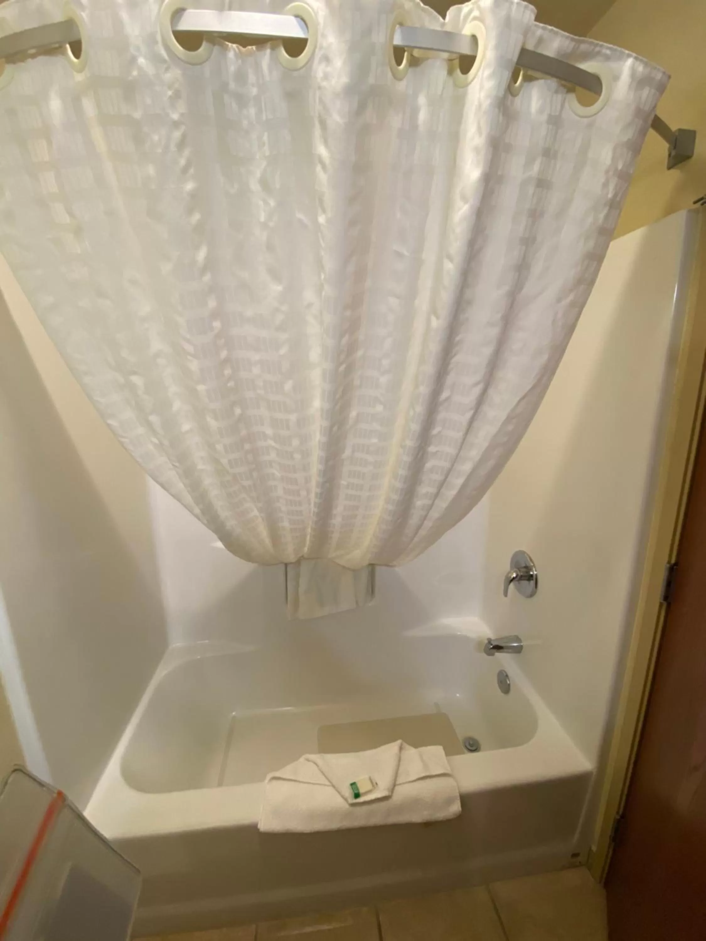 Shower in Cobblestone Hotel & Suites - Broken Bow