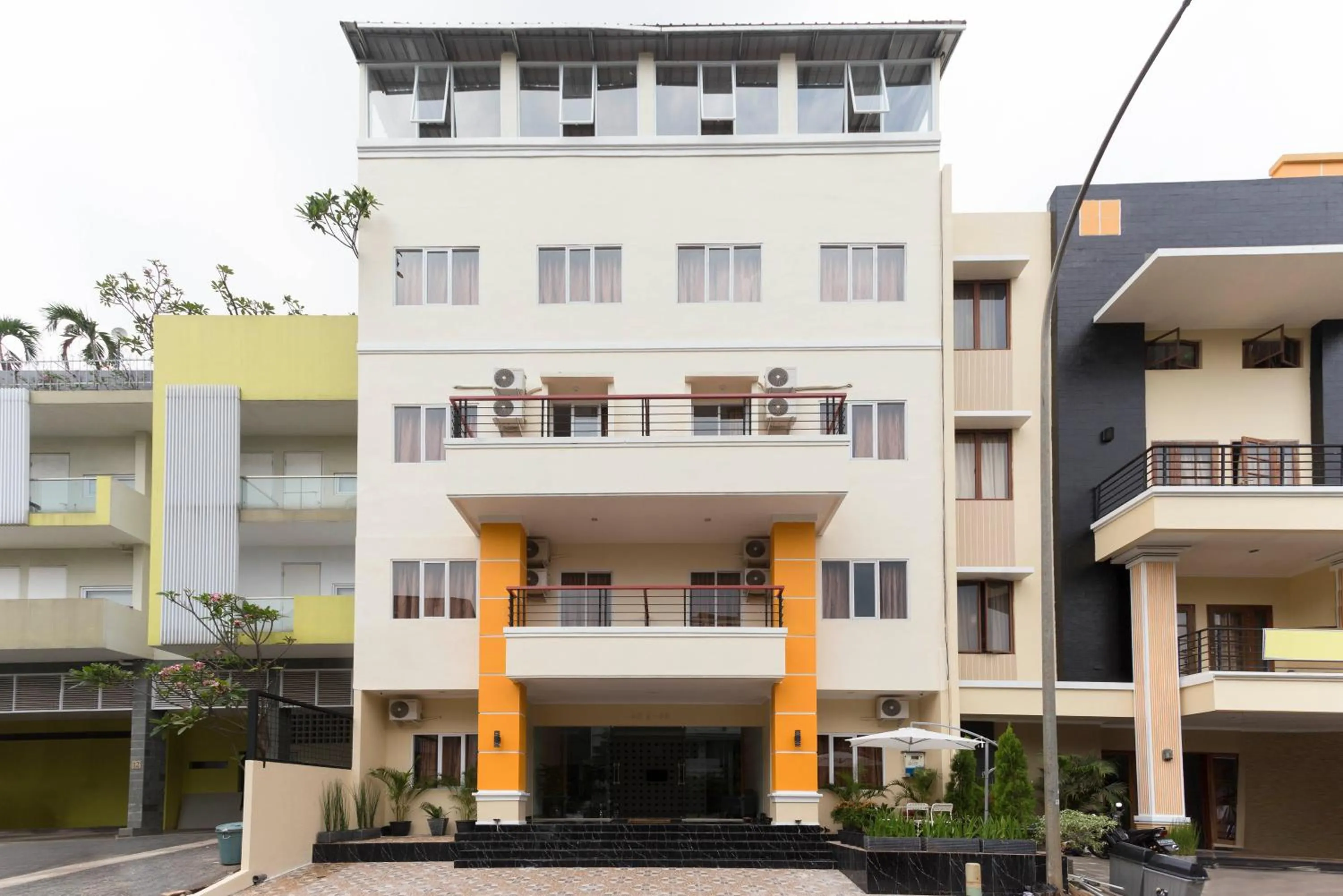 Facade/entrance in RedDoorz Plus @ Boulevard Residence BSD