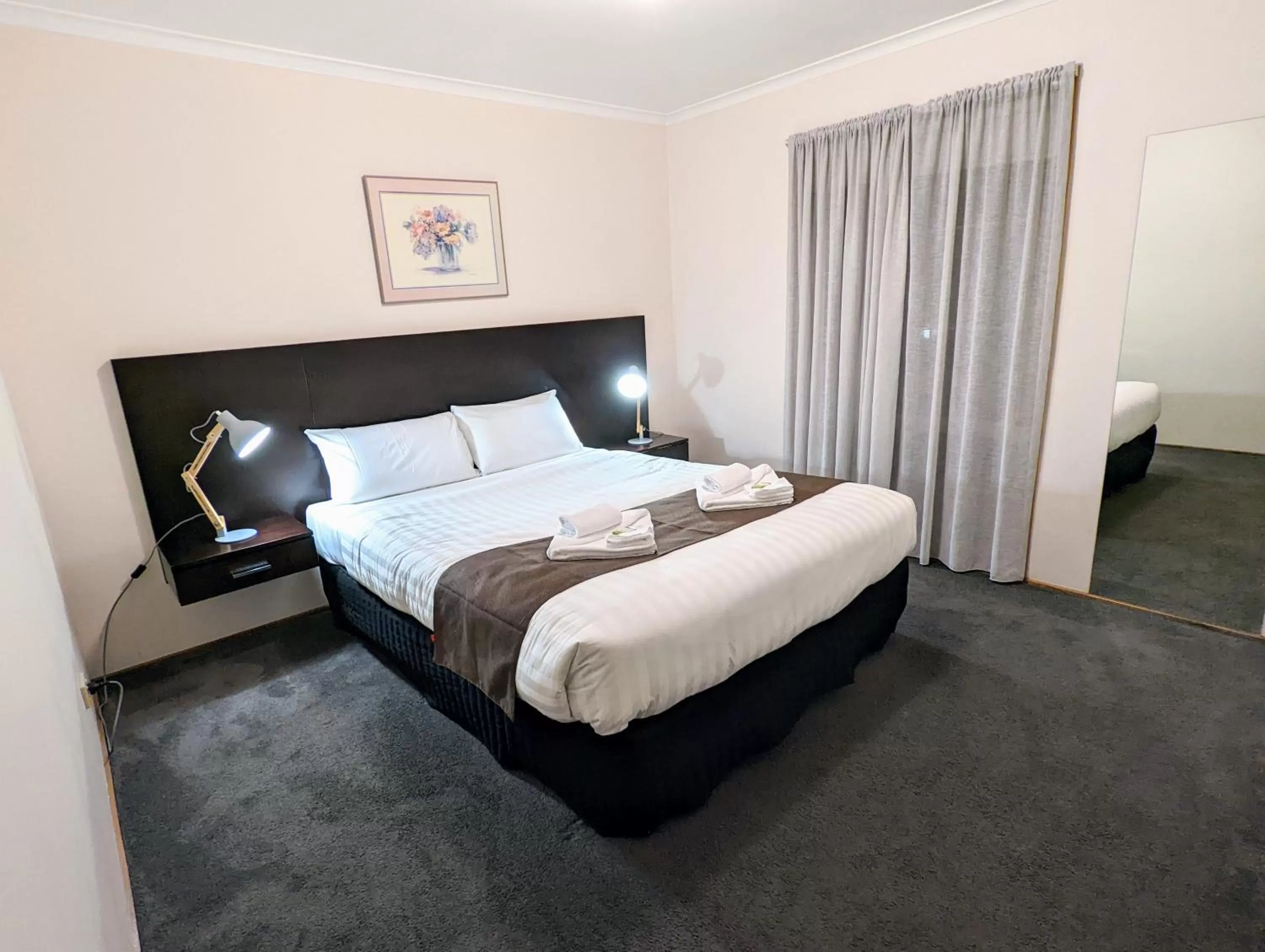 Bed in Homestead Motor Inn & Apartments