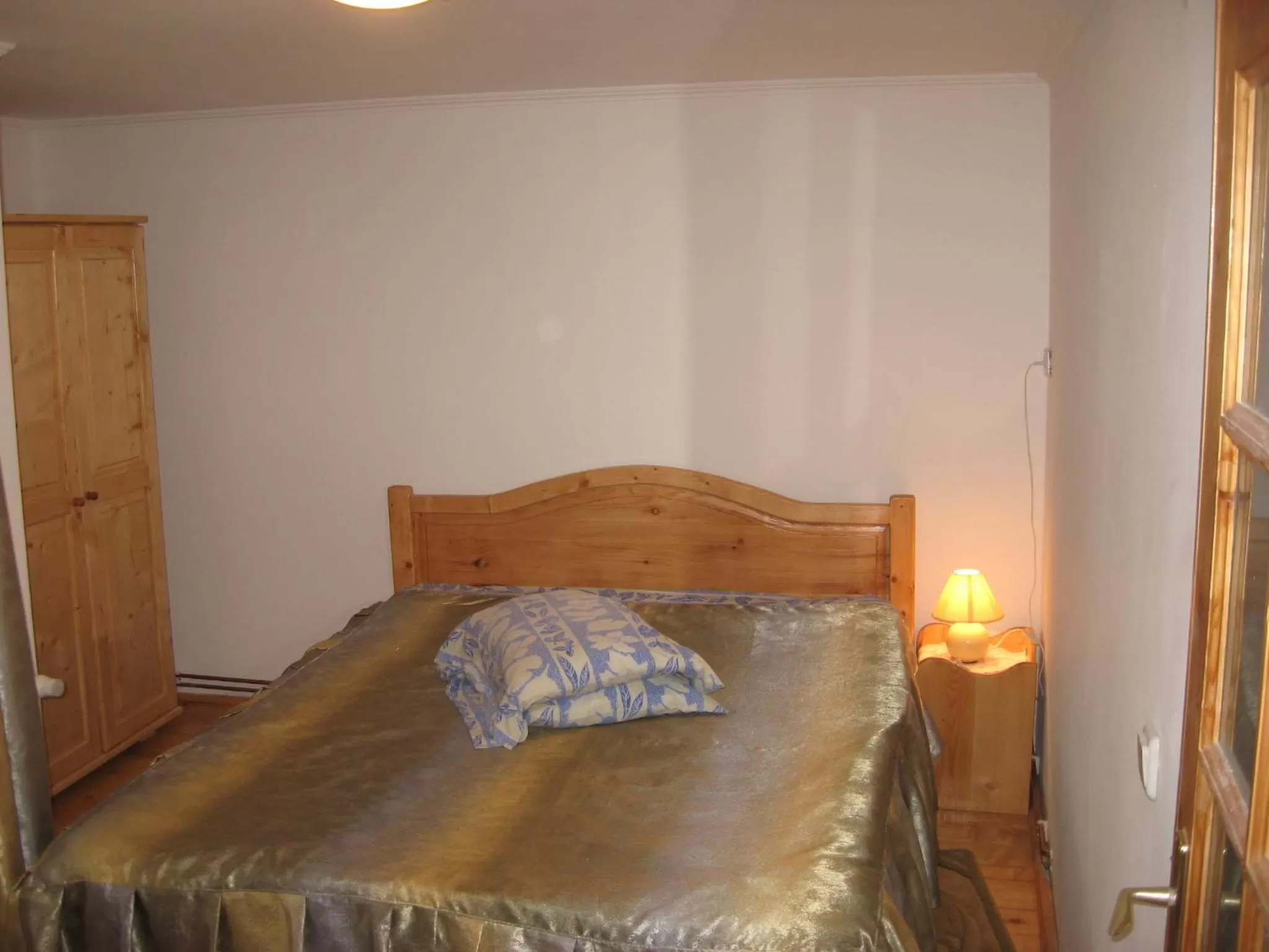 Bed in Pensiunea Luminita