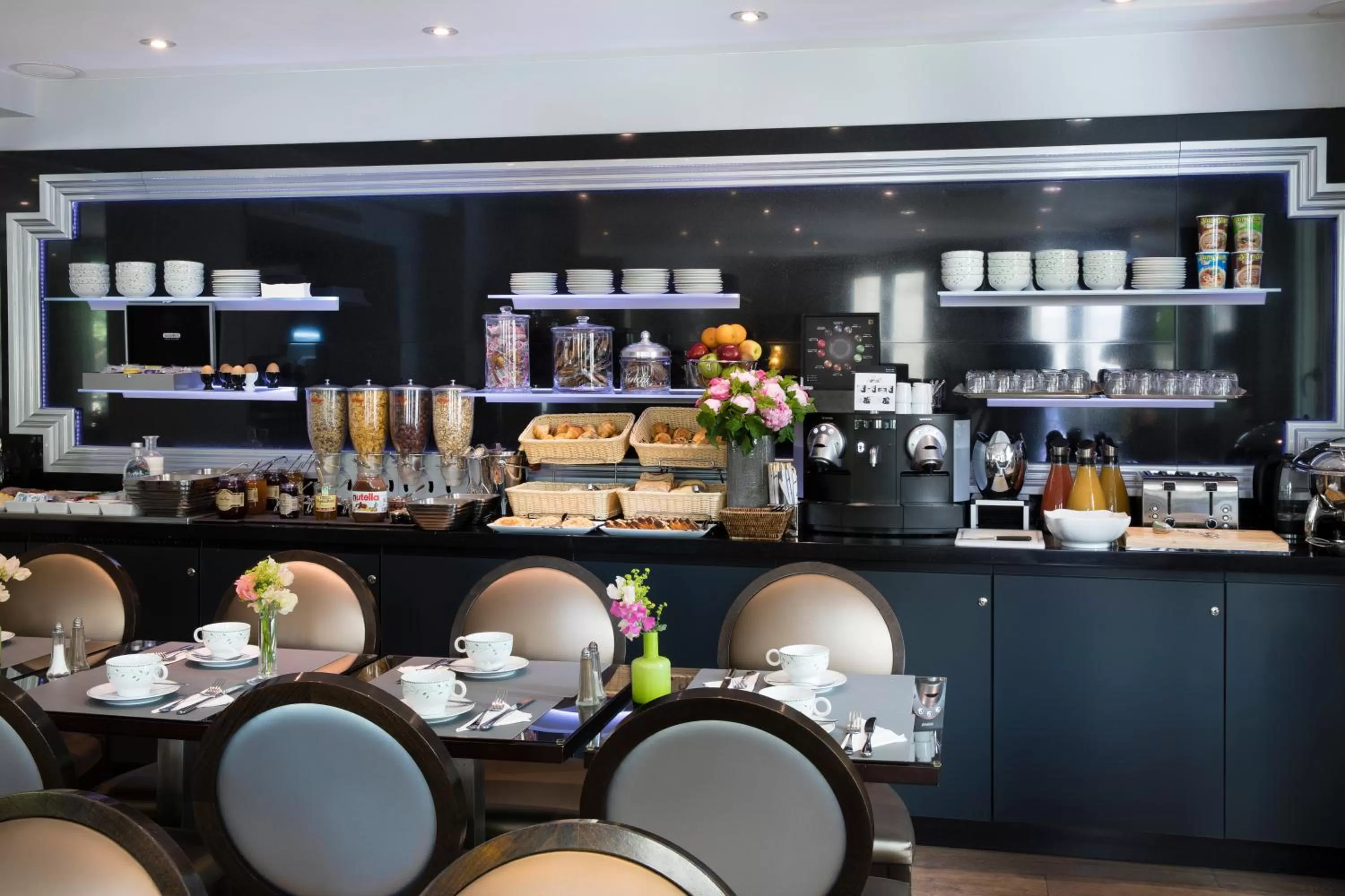 Restaurant/places to eat in Hotel Plaza Elysées