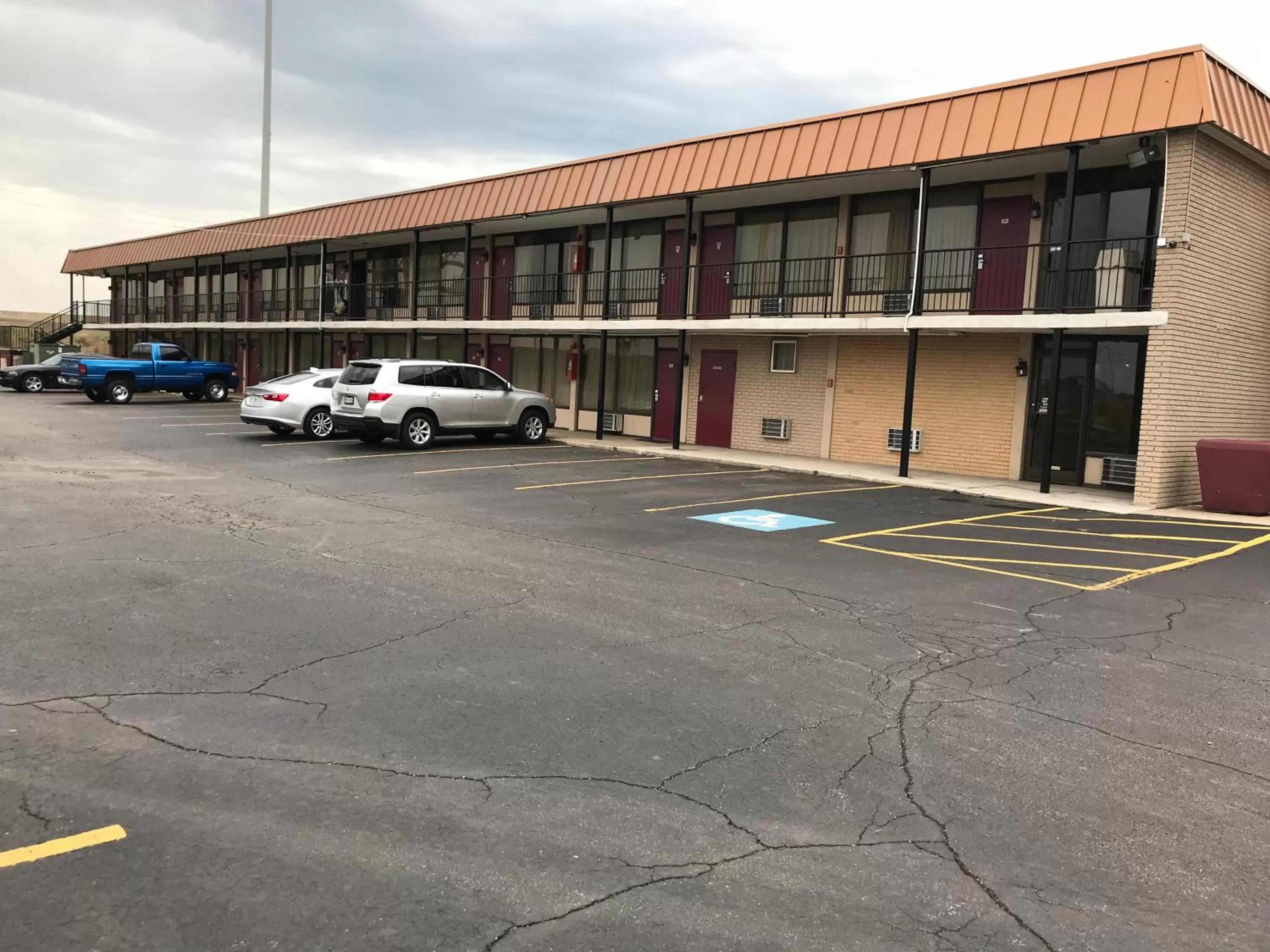 Parking in Starway Inn