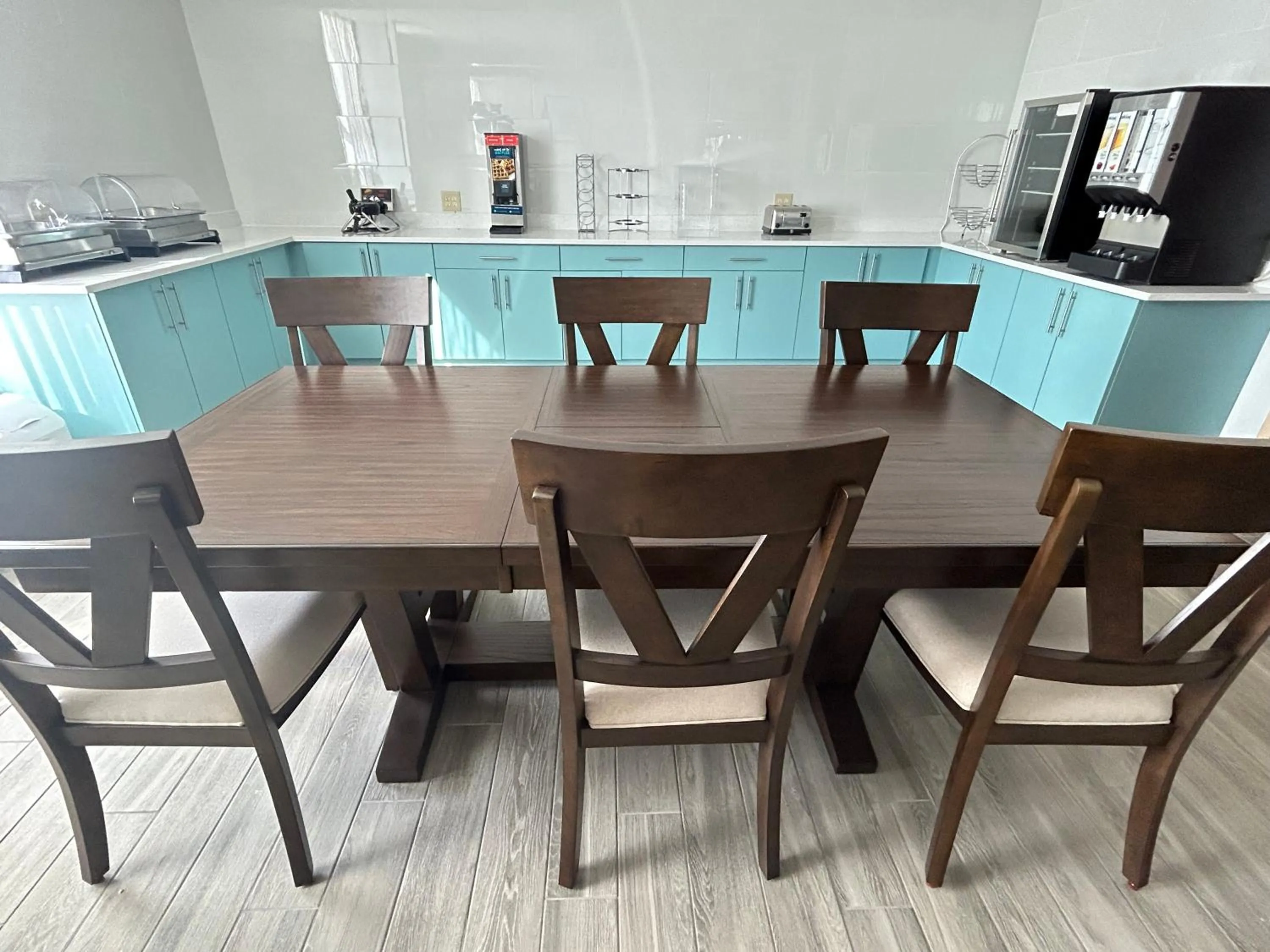 Dining area in Clarion Inn & Suites Grand Rapids Airport