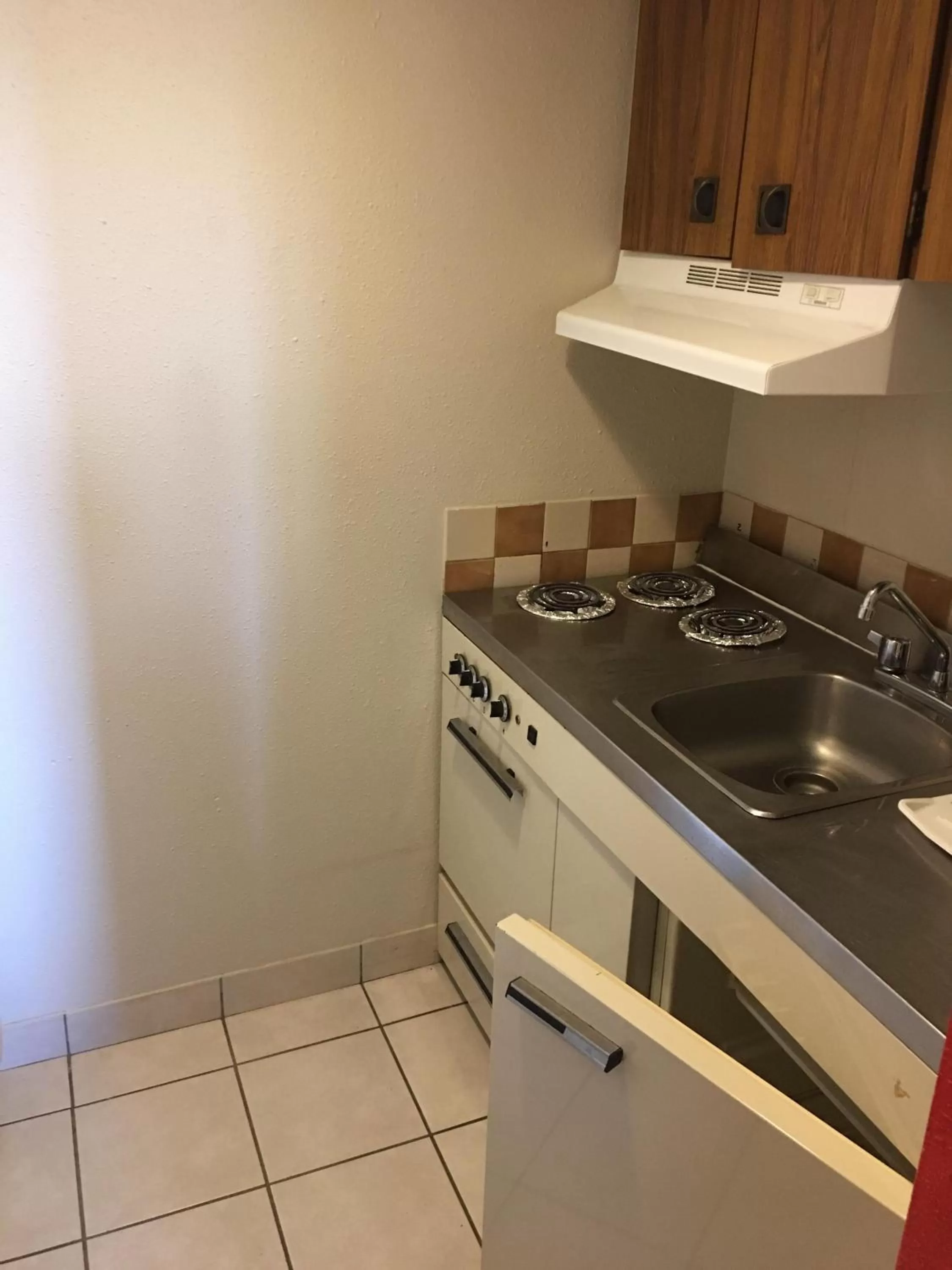 Kitchen/Kitchenette in Red Deer Inn & Suites