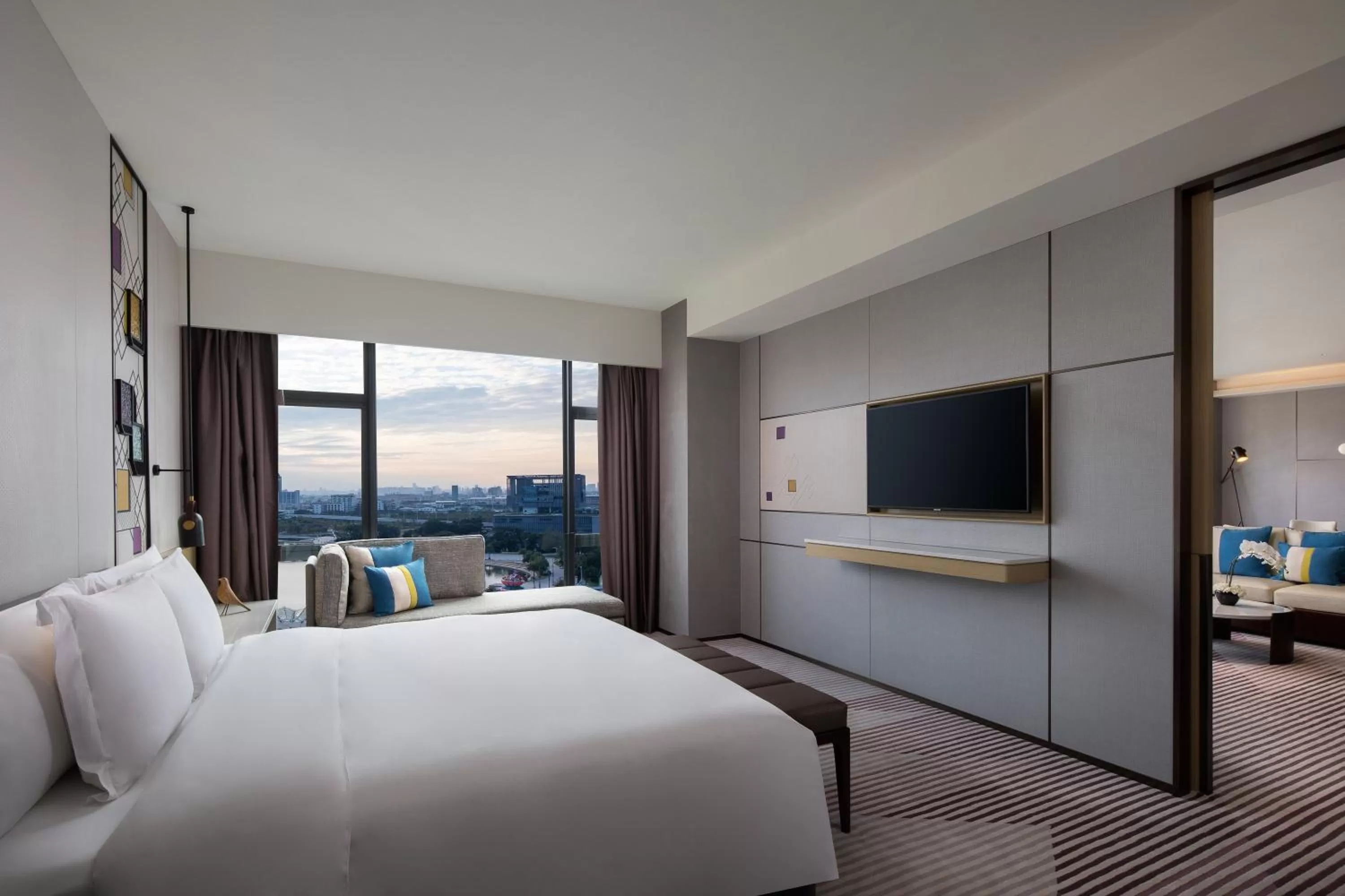 Photo of the whole room, Bed in Crowne Plaza Foshan Nanhai-an IHG Hotel