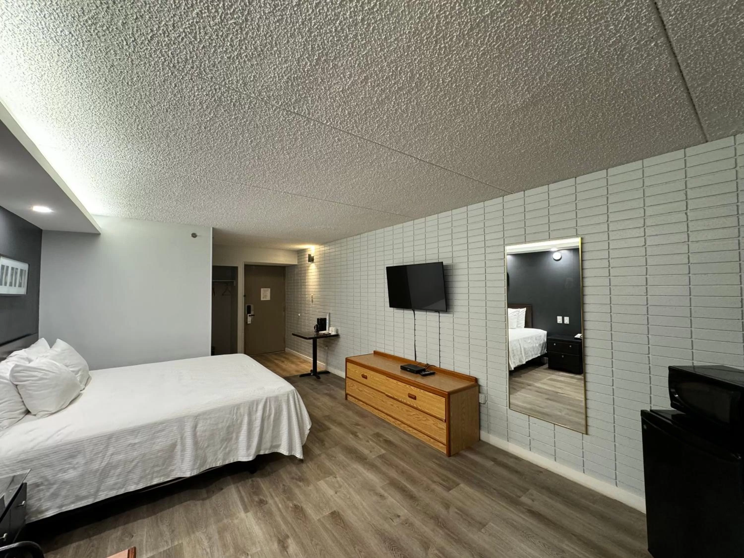 TV and multimedia, Bed in Travelodge by Wyndham Winnipeg