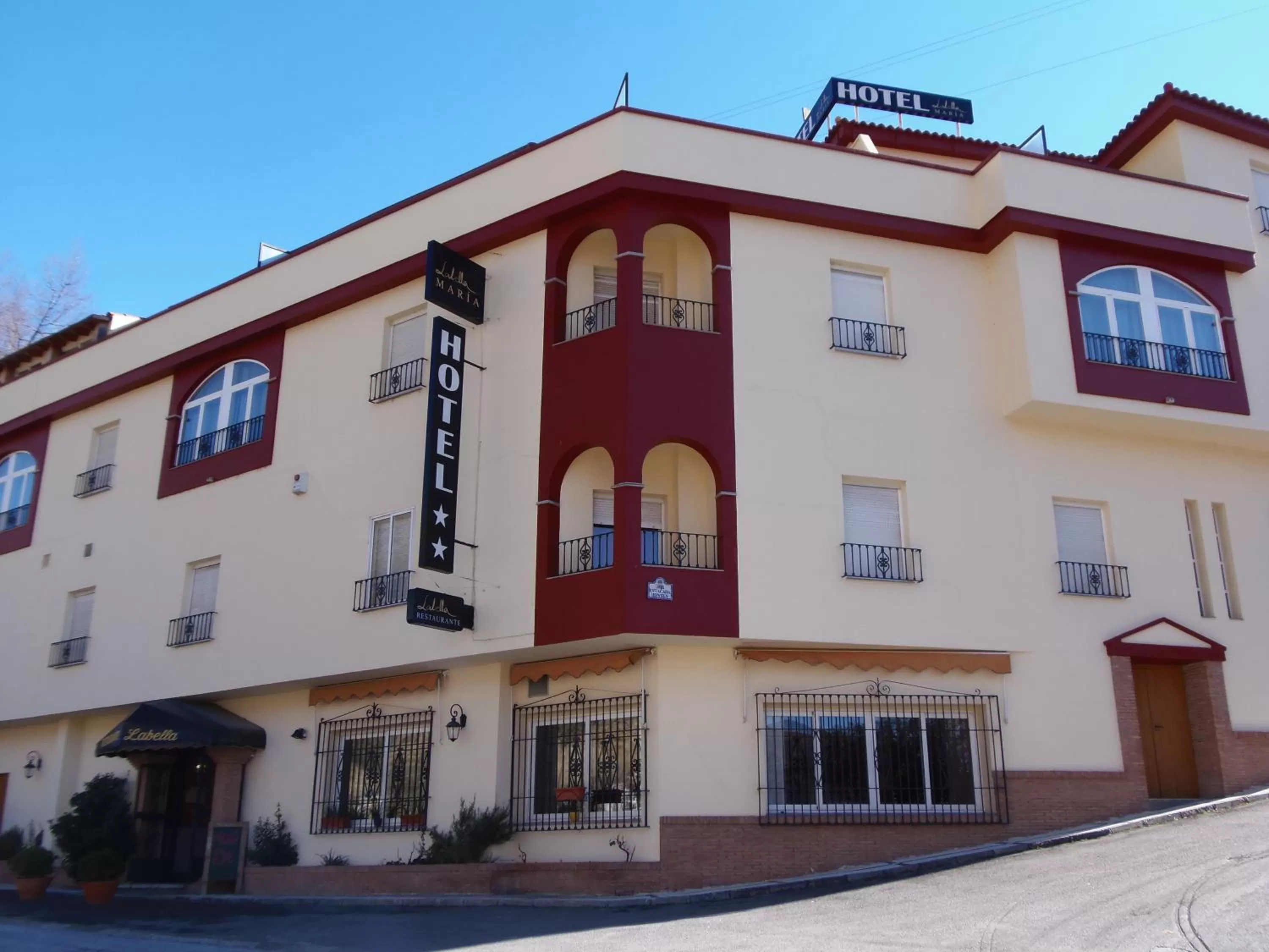 Facade/entrance in Labella María