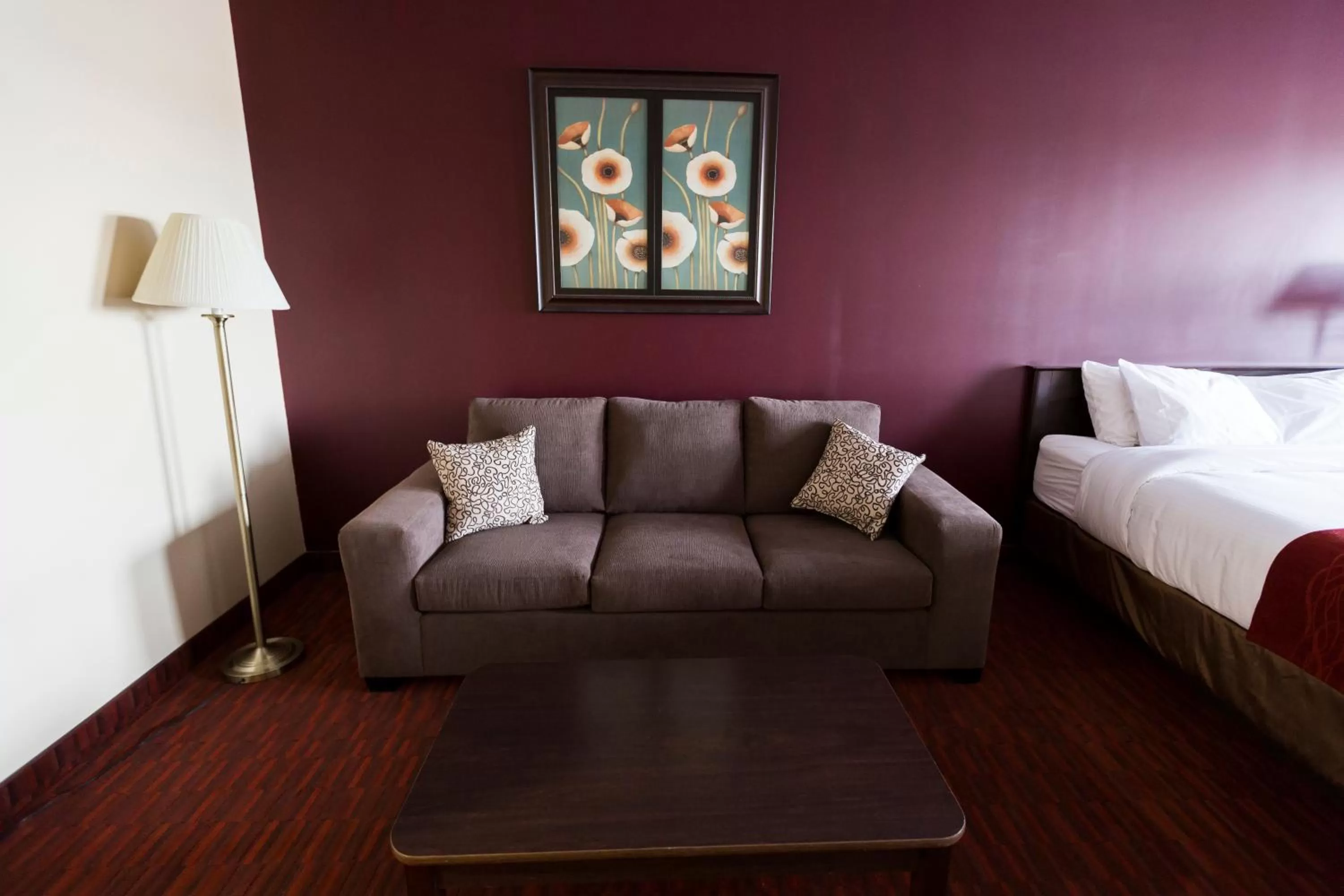 Seating area, Bed in Argyll Plaza Hotel