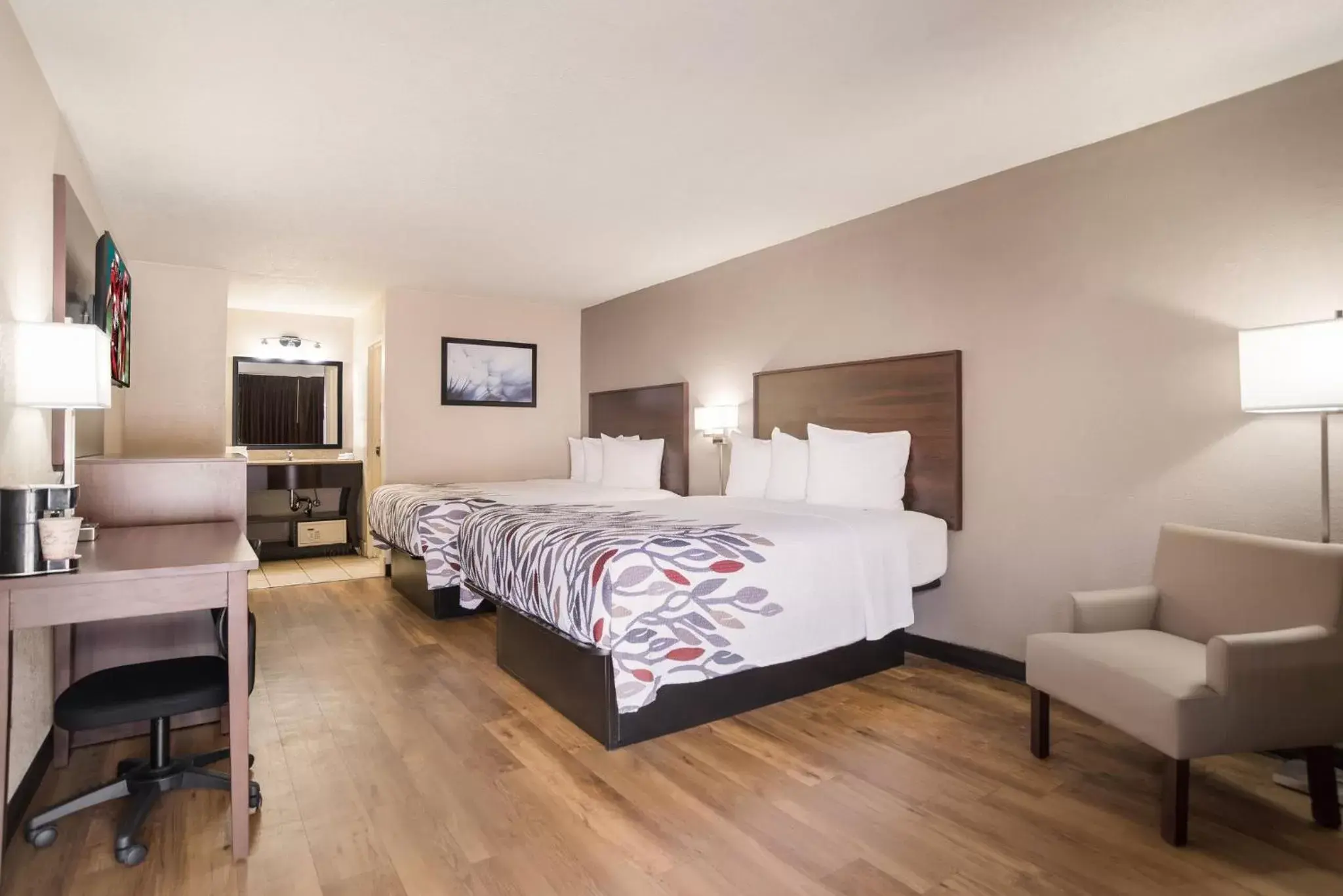 Deluxe Room with Two Queen Beds Non-Smoking in Red Roof Inn Baltimore South Glen Burnie Deluxe Room with Two Queen Beds Non-Smoking in Red Roof Inn Baltimore South Glen Burnie