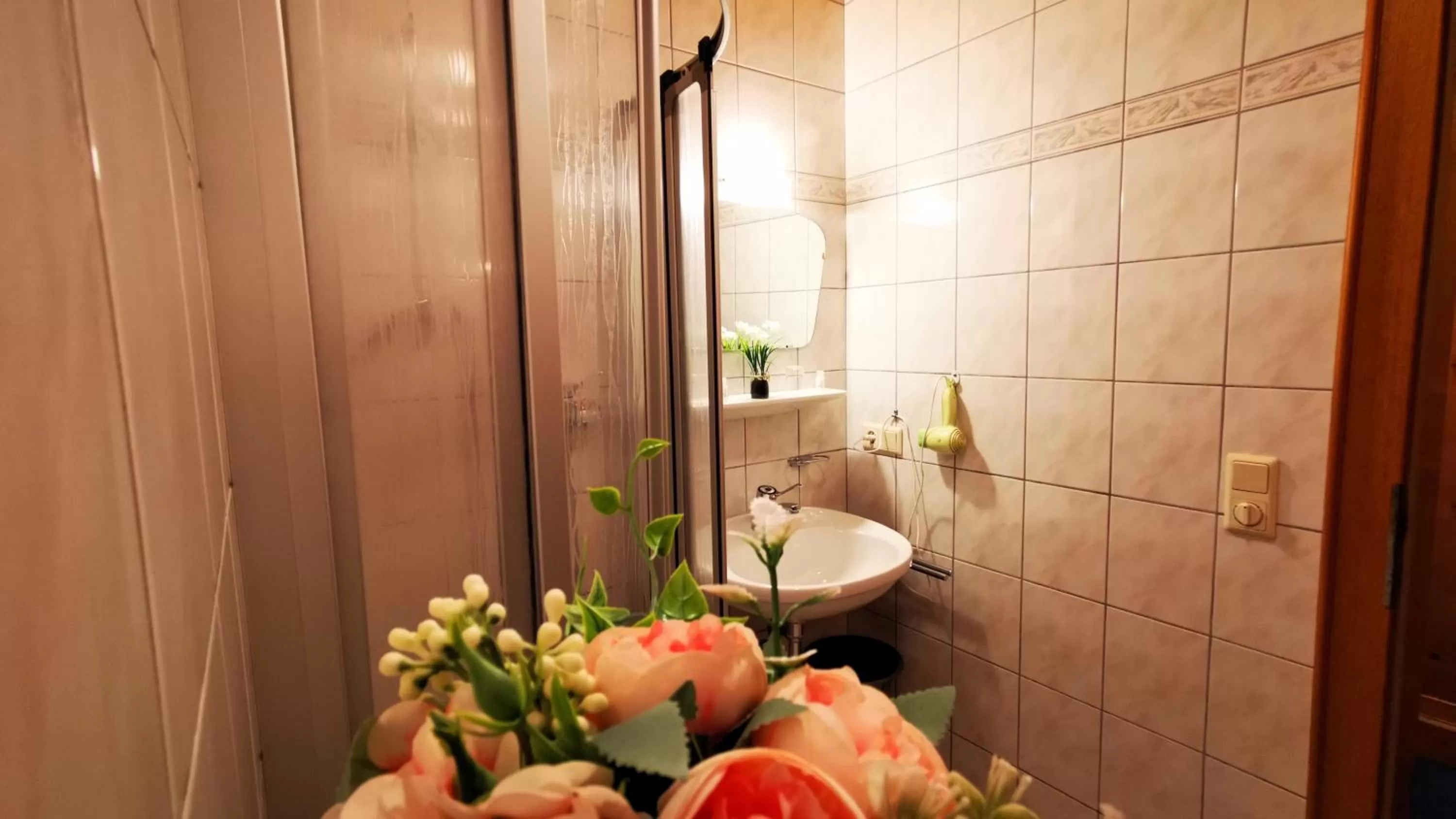 Shower, Bathroom in Gasthof Geronimo