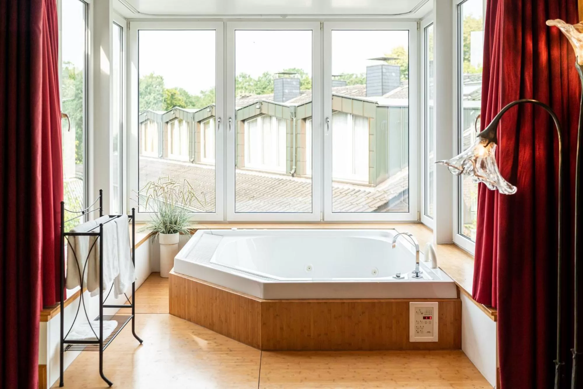 Hot Tub, Bed in Waldhotel Tannenhäuschen