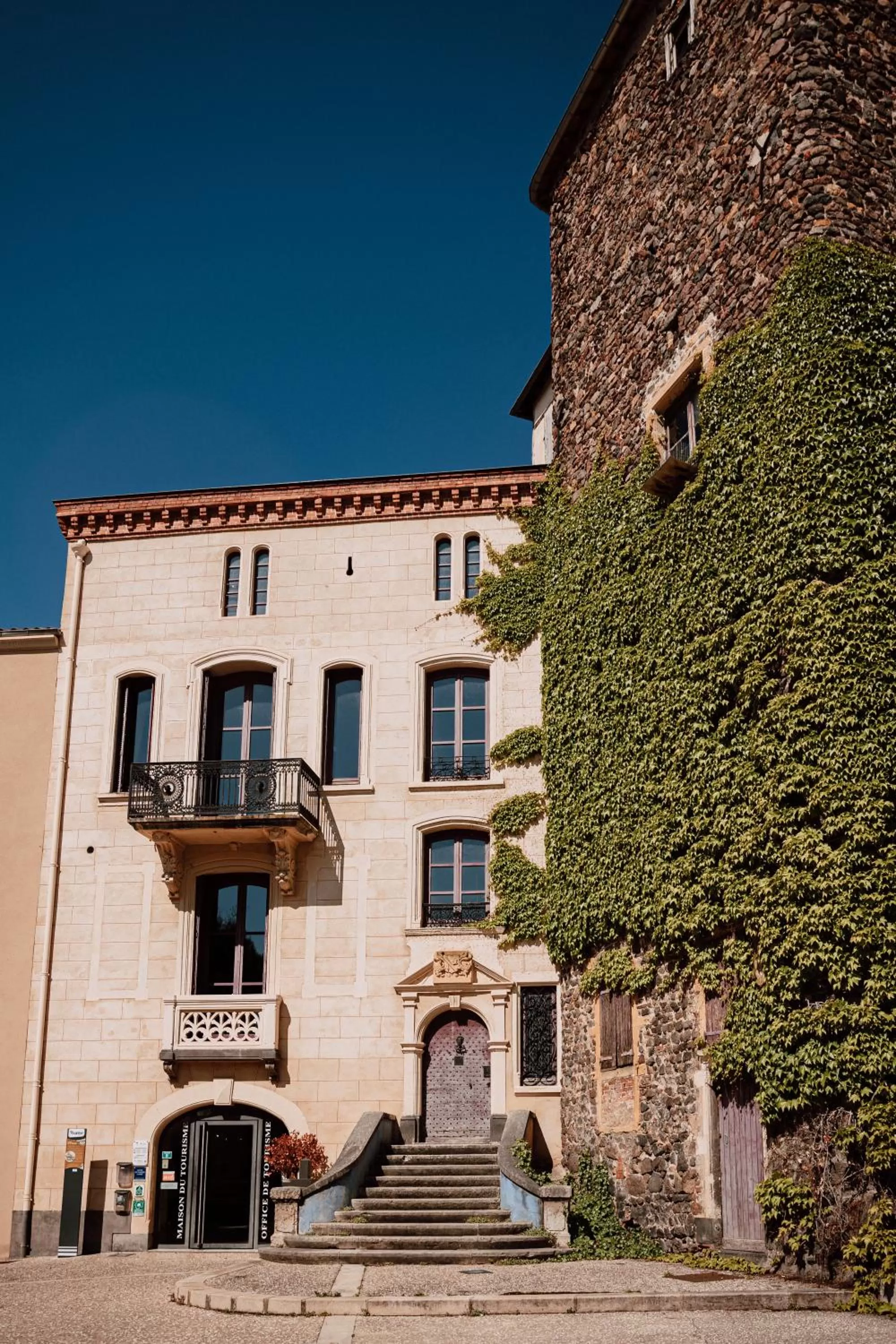 Property Building in Mage hôtels - Hôtel la grenette - Brasserie Bonté Divine