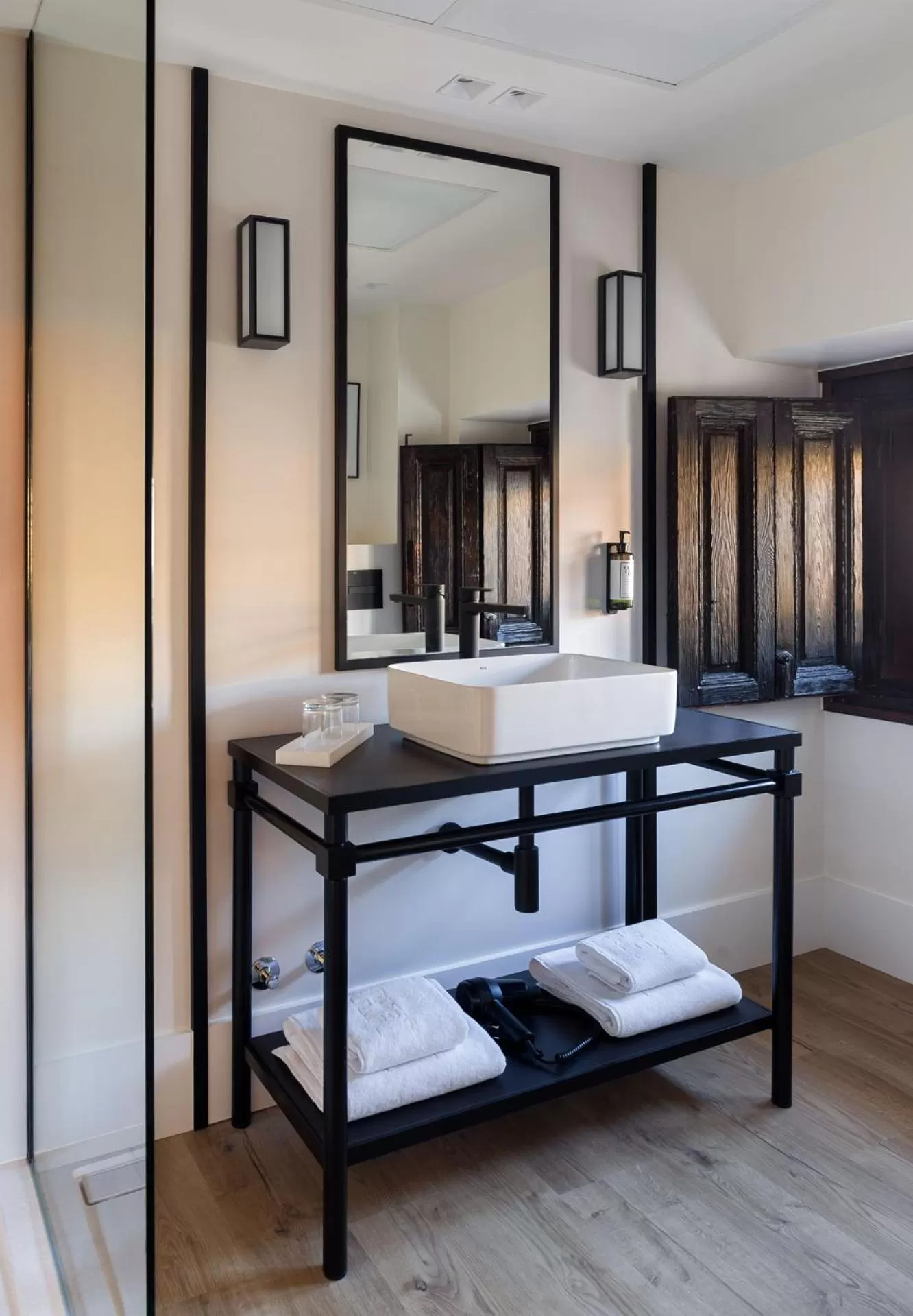 Photo of the whole room, Bed in Francisco I Boutique