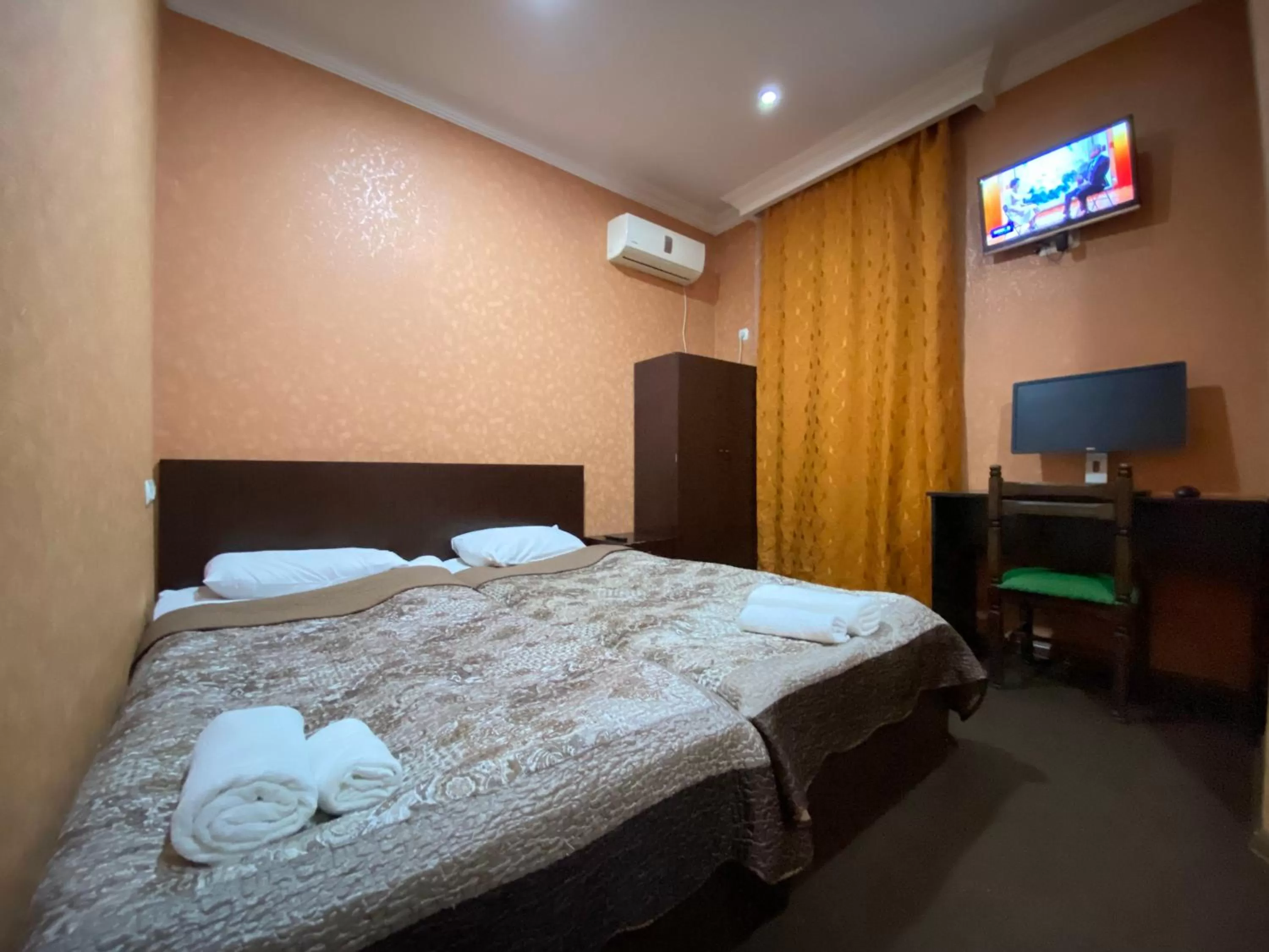 Bed in Hotel Shalimar