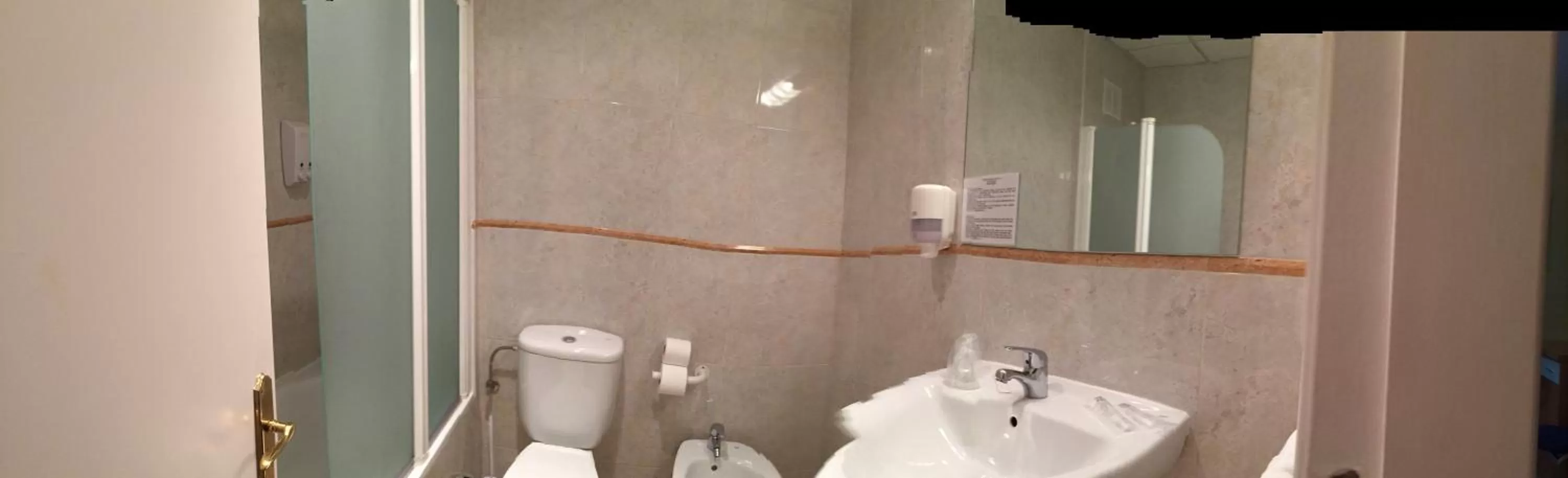 Bathroom in Hotel Barajas Plaza