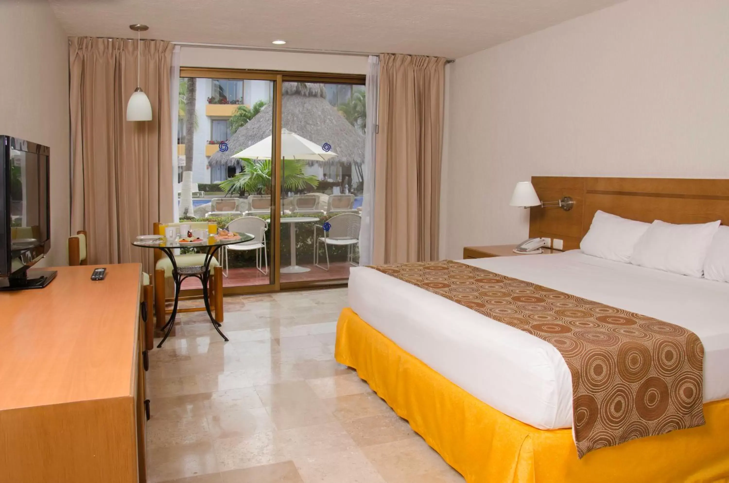 Superior King Room - single occupancy in Plaza Pelicanos Club Beach Resort All Inclusive Superior King Room - single occupancy in Plaza Pelicanos Club Beach Resort All Inclusive