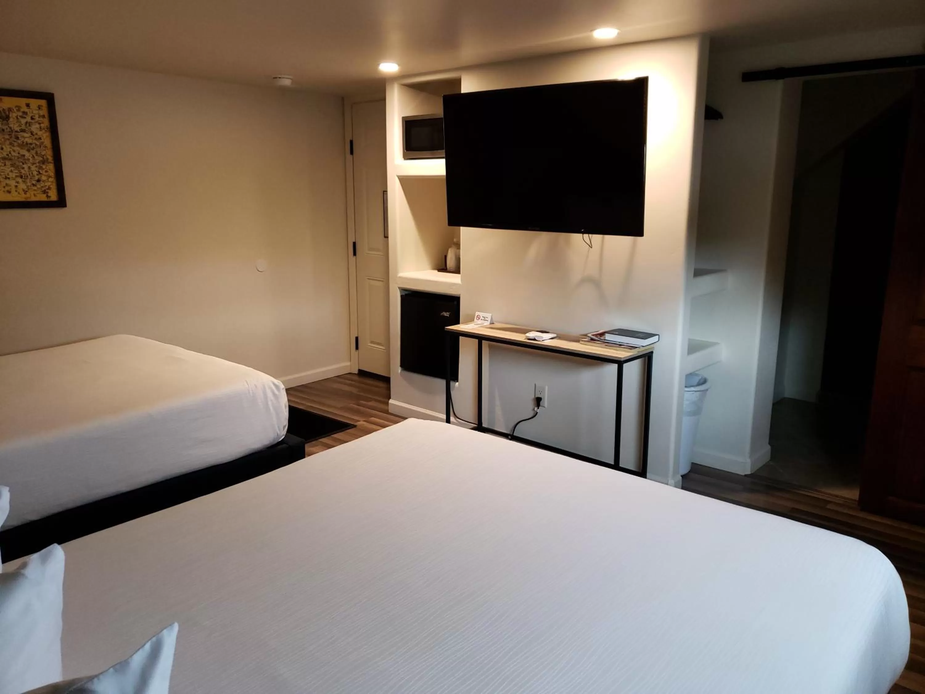 Photo of the whole room, Bed in Iron Horse Inn