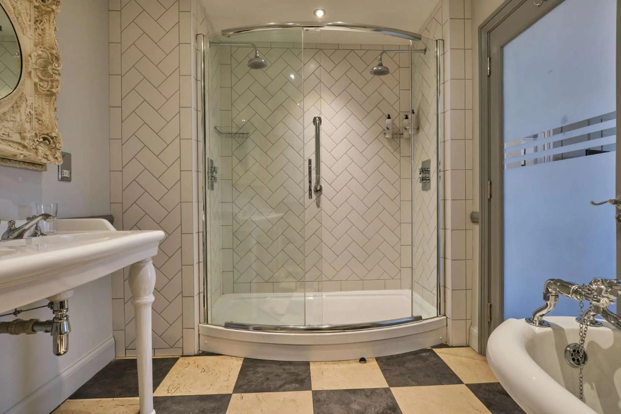 Shower in The Bulls Head Hotel