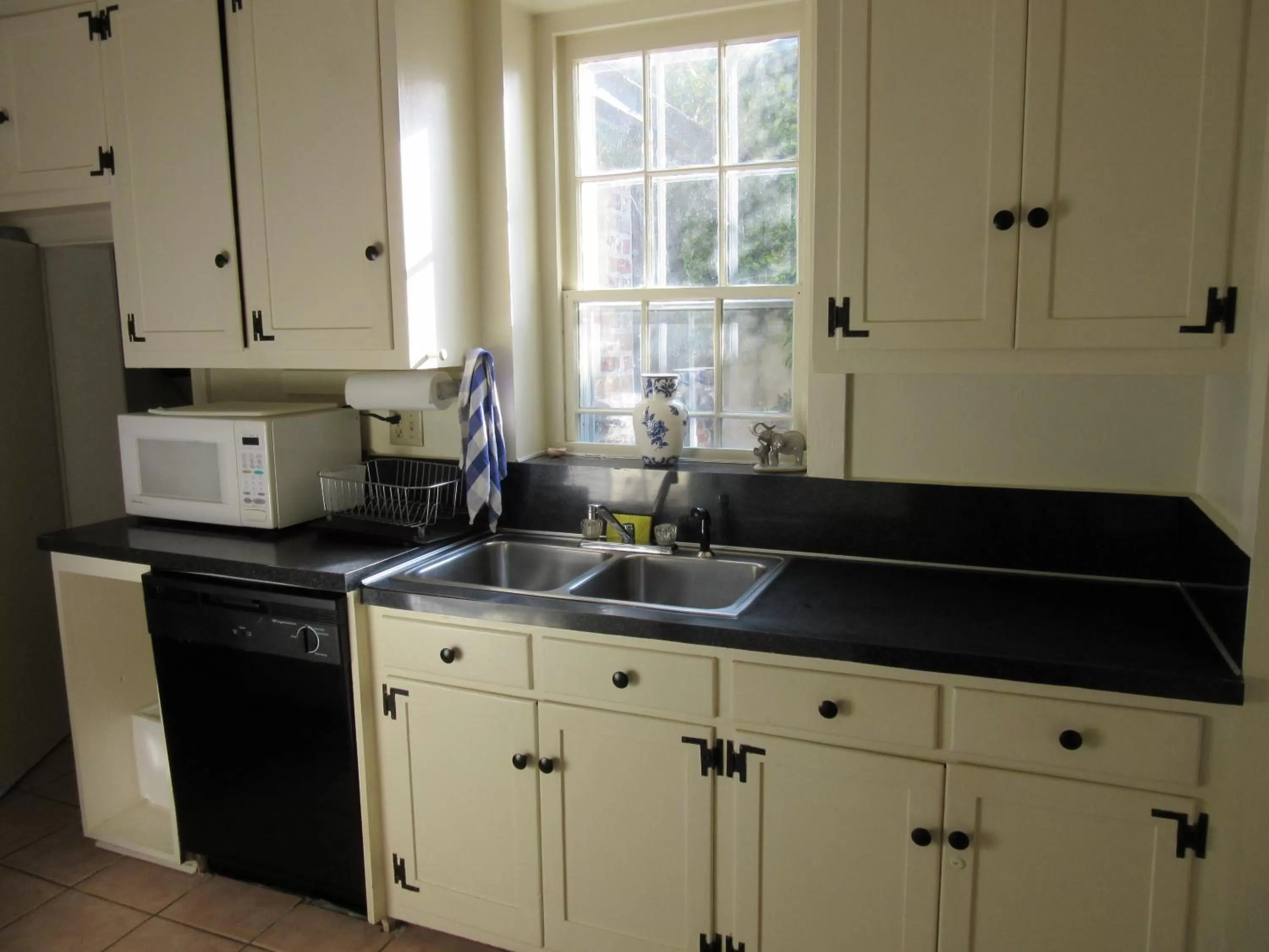 Kitchen or kitchenette in Historic 86 Church Street