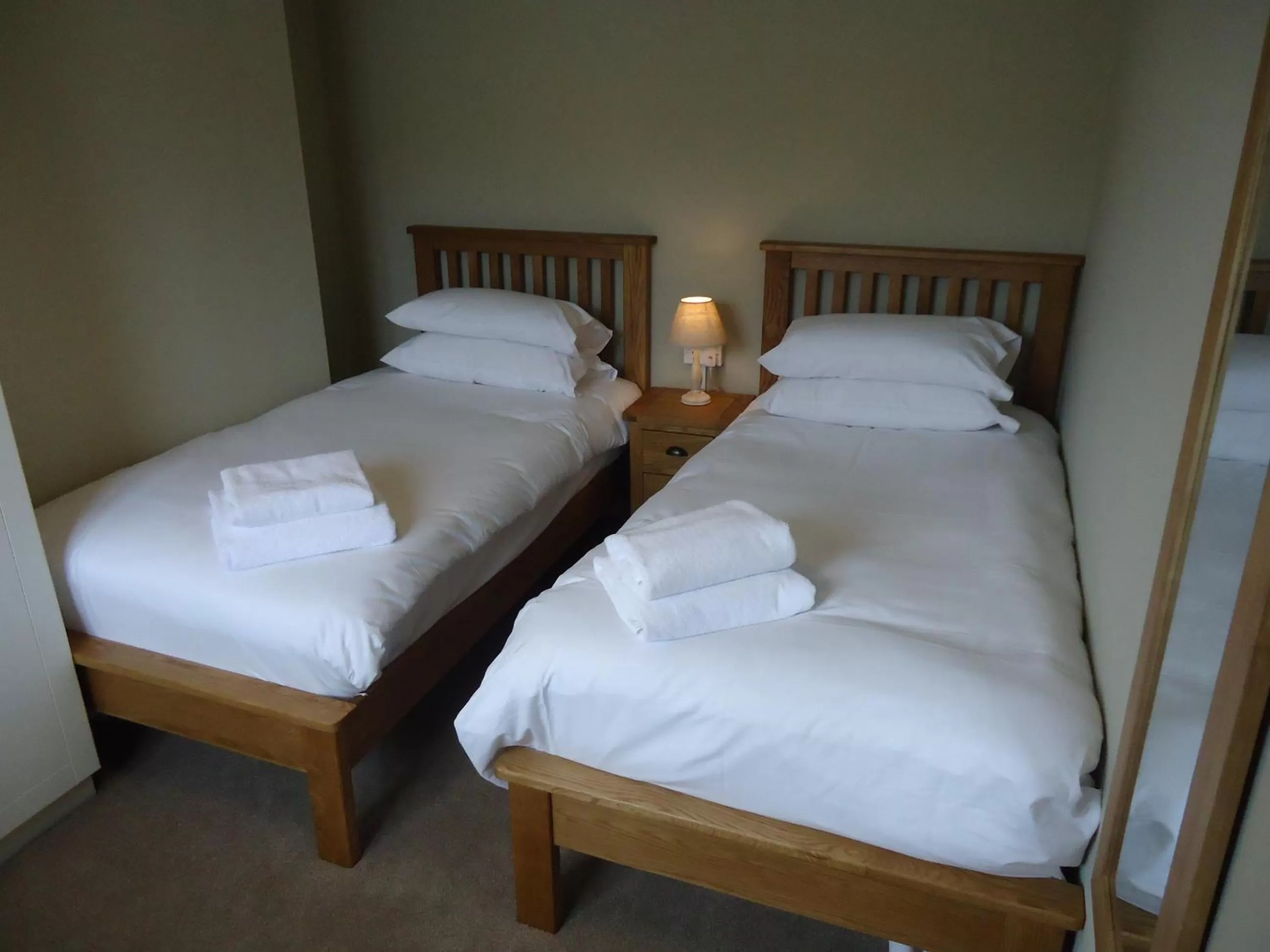 Photo of the whole room, Bed in Royal Oak Hotel