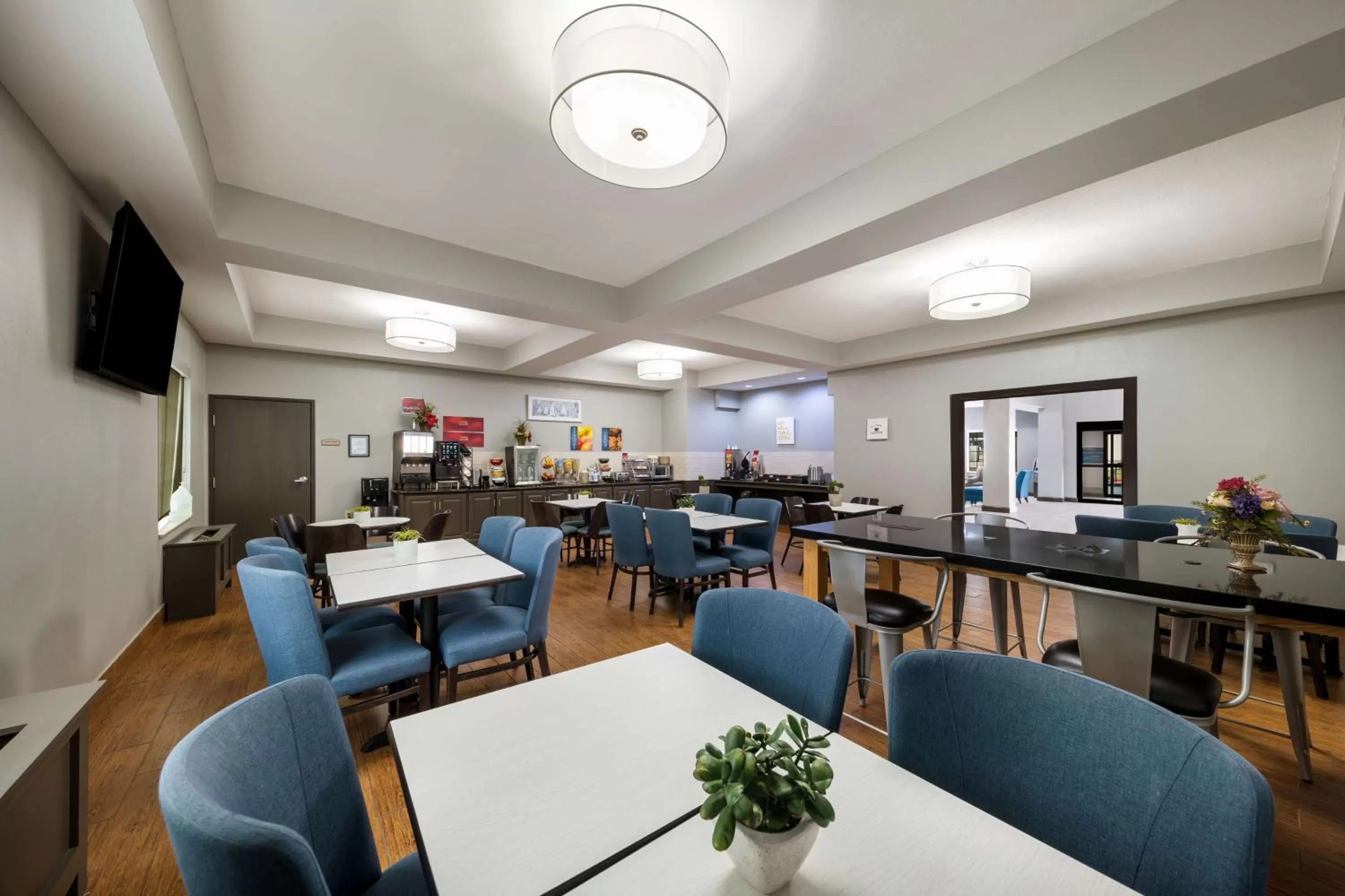 Breakfast in Best Western Plus Lake Dallas Inn & Suites