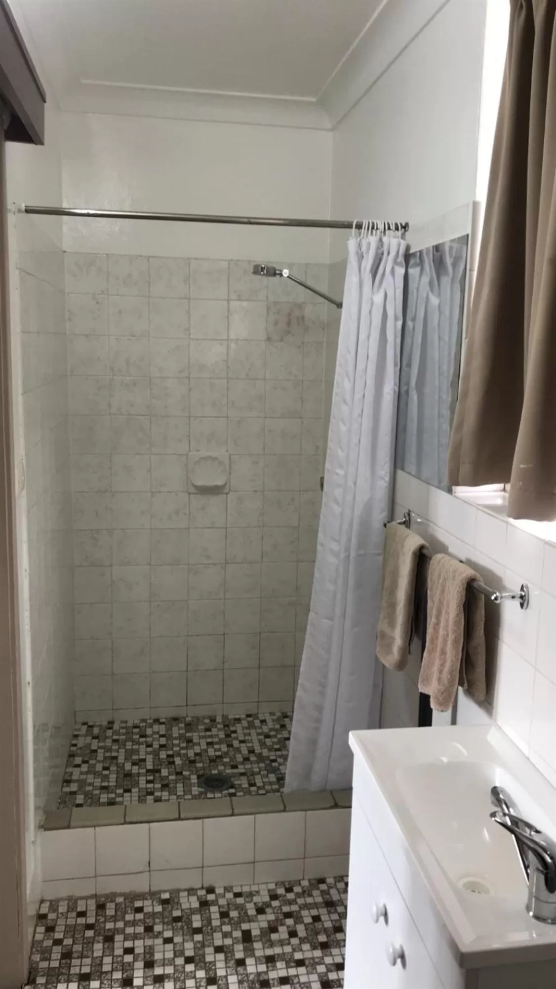 Bathroom in Aquatic Motor Inn