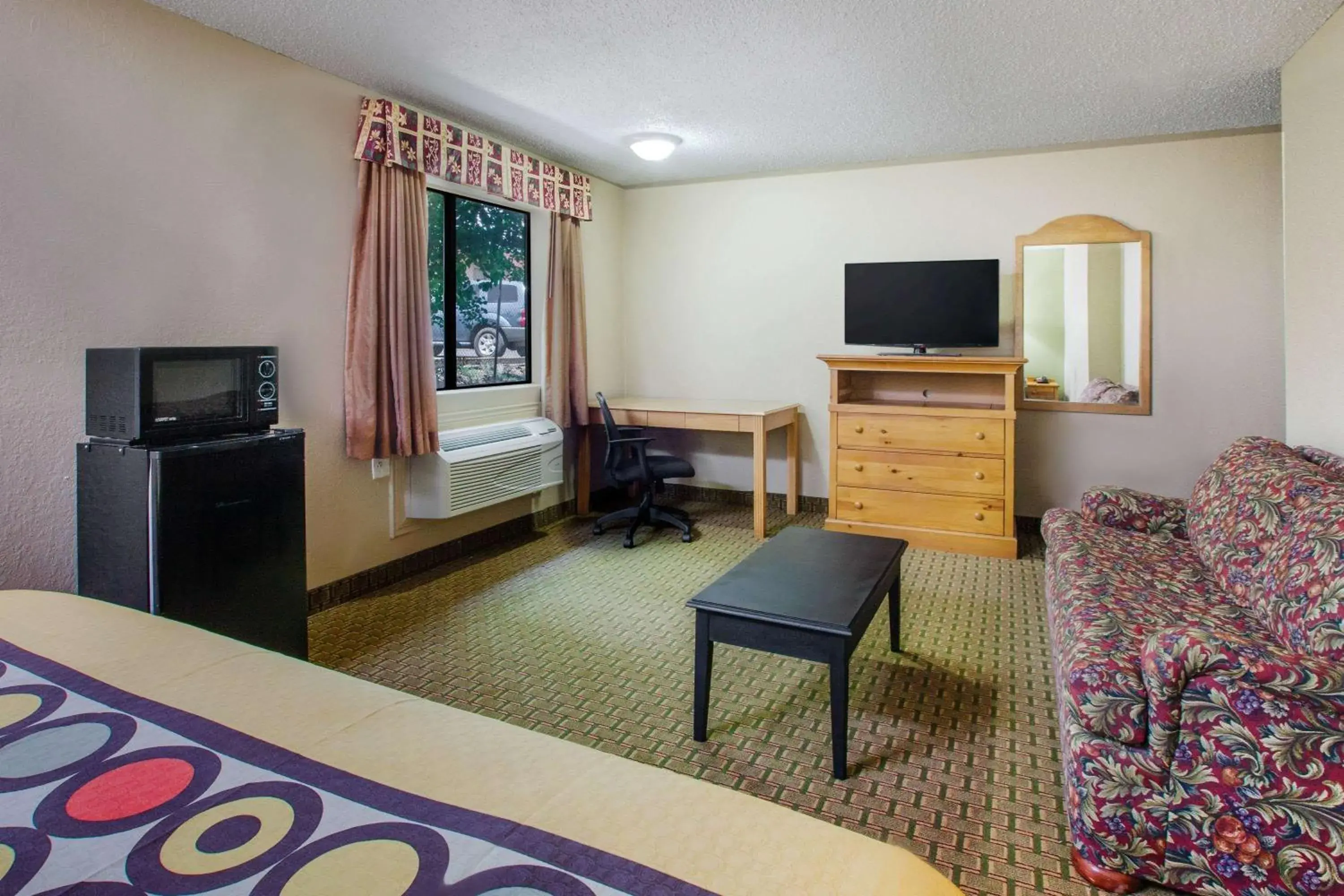King Room with Roll-In Shower - Mobility/Hearing Accessible - Non-Smoking in Super 8 by Wyndham Sherman King Room with Roll-In Shower - Mobility/Hearing Accessible - Non-Smoking in Super 8 by Wyndham Sherman