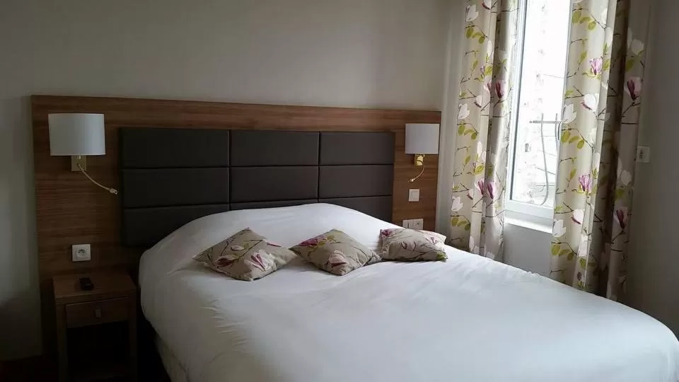 Bedroom, Bed in Hôtel & Appartements Le Florence