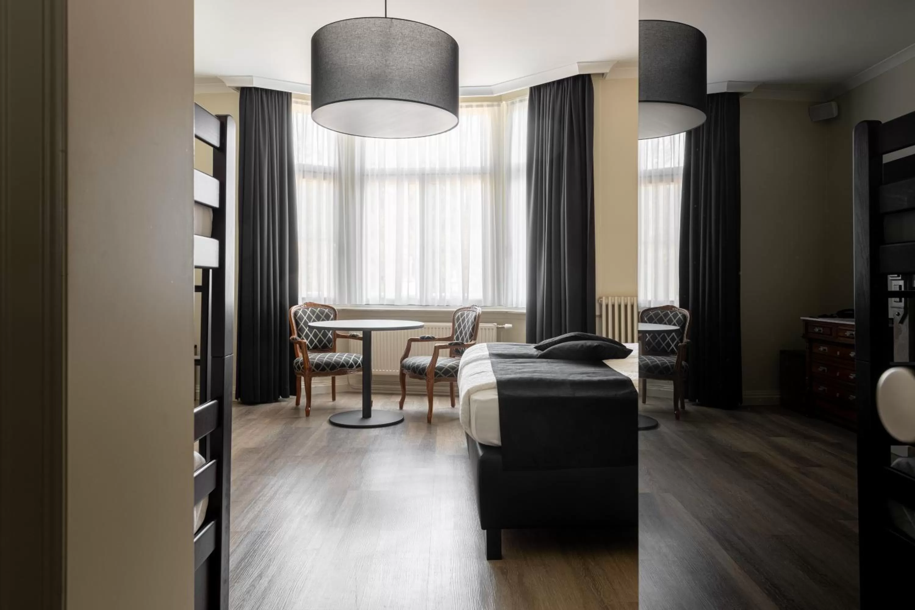 Bed, Seating Area in B&B Herenhuis