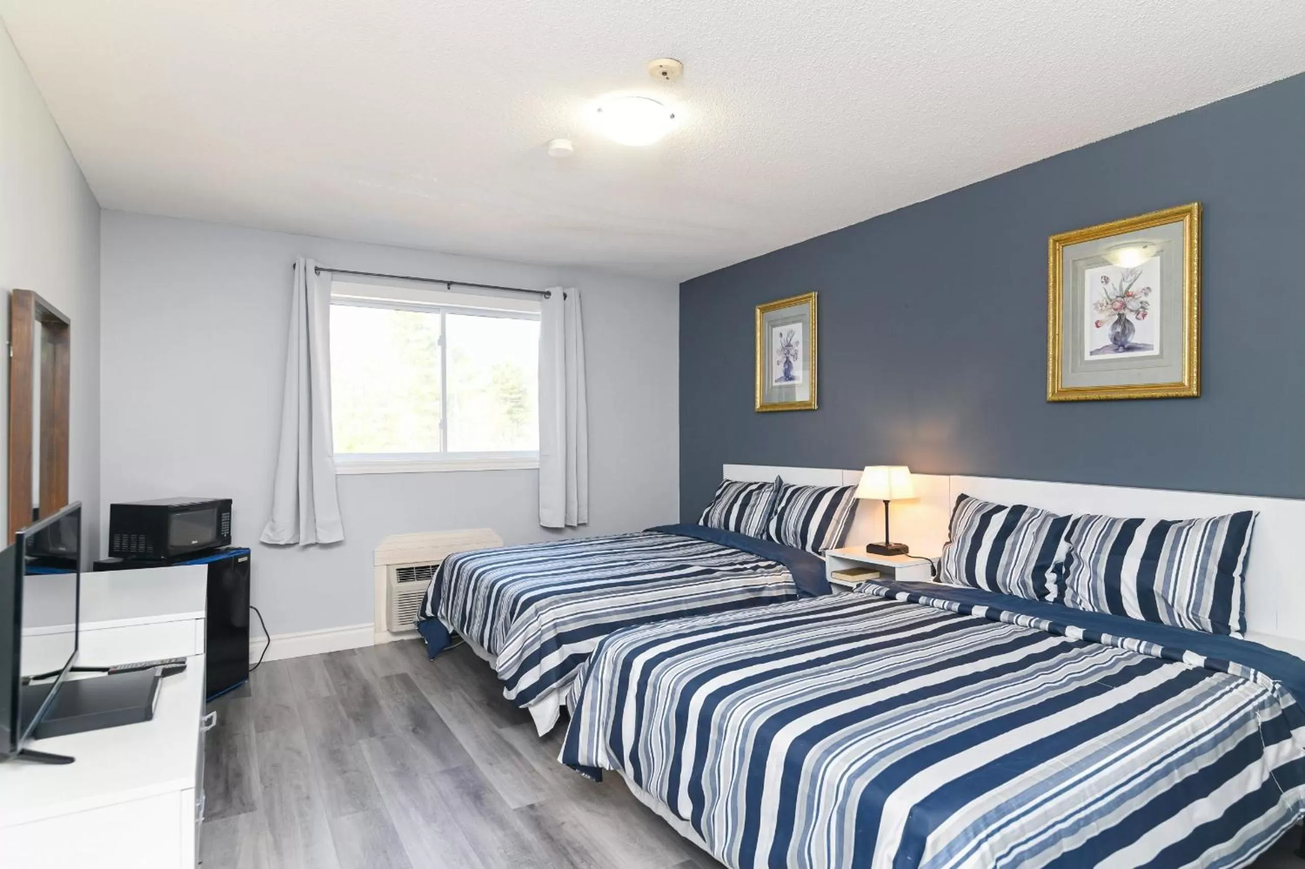 Bedroom, Bed in Lakeside Inn