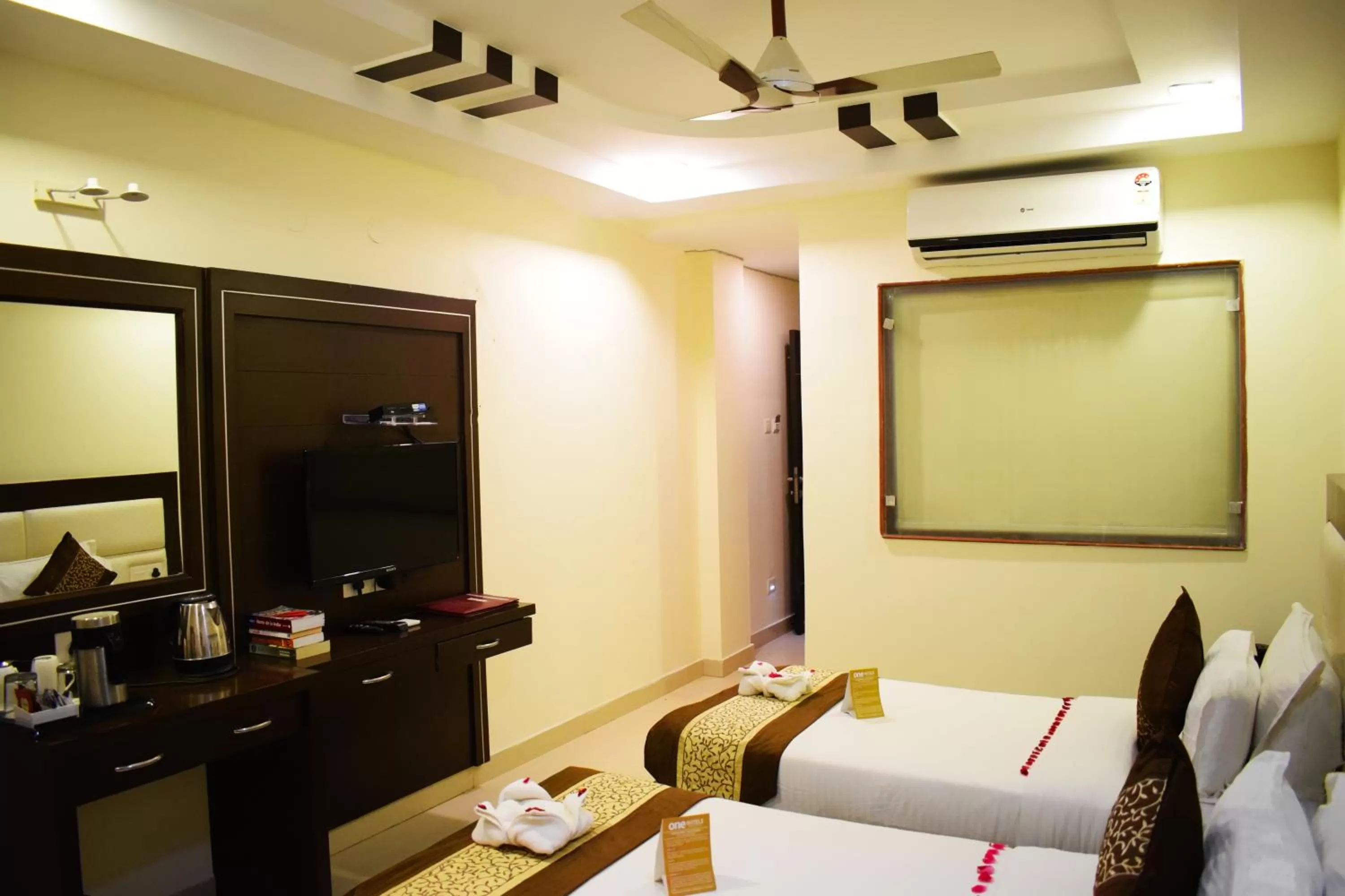 Communal lounge/ TV room, Bed in Hotel Green View - Behind Pramarth Niketan