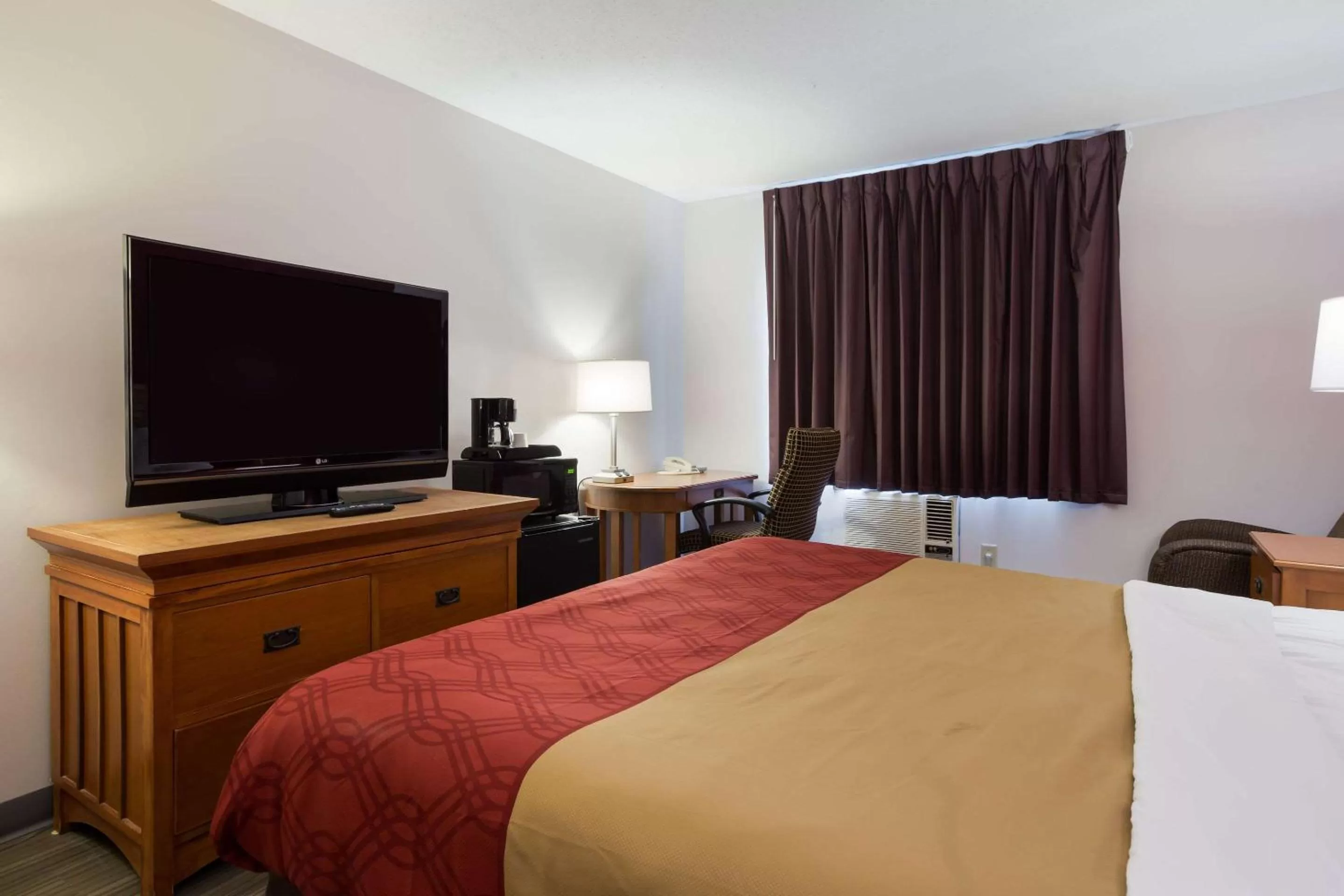 Photo of the whole room, Bed in Econo Lodge Inn & Suites Escanaba North