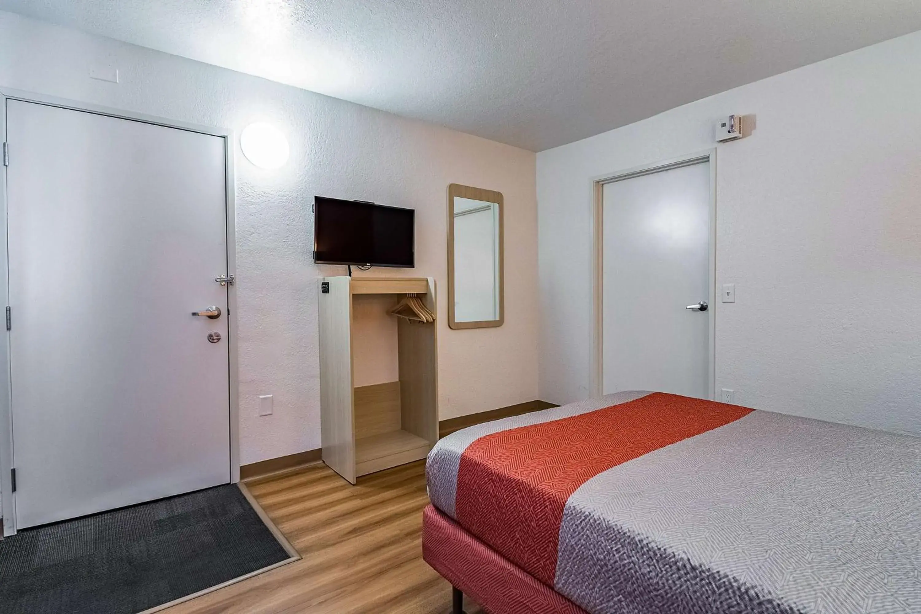 Queen Room - Disability Access in Motel 6-Salt Lake City, UT - West - Airport Queen Room - Disability Access in Motel 6-Salt Lake City, UT - West - Airport