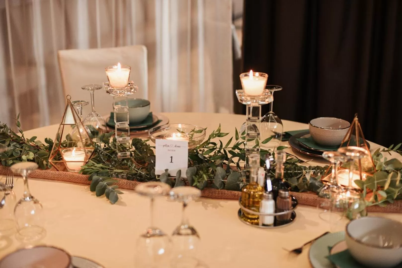 Restaurant/places to eat in Royal Airport Hotel