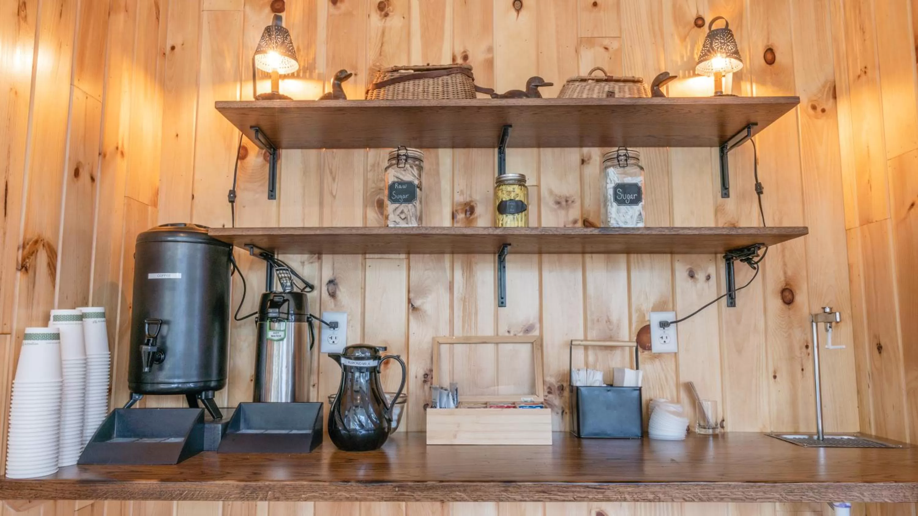 Coffee/tea facilities in Hunter Lodge, a Bluebird by Lark