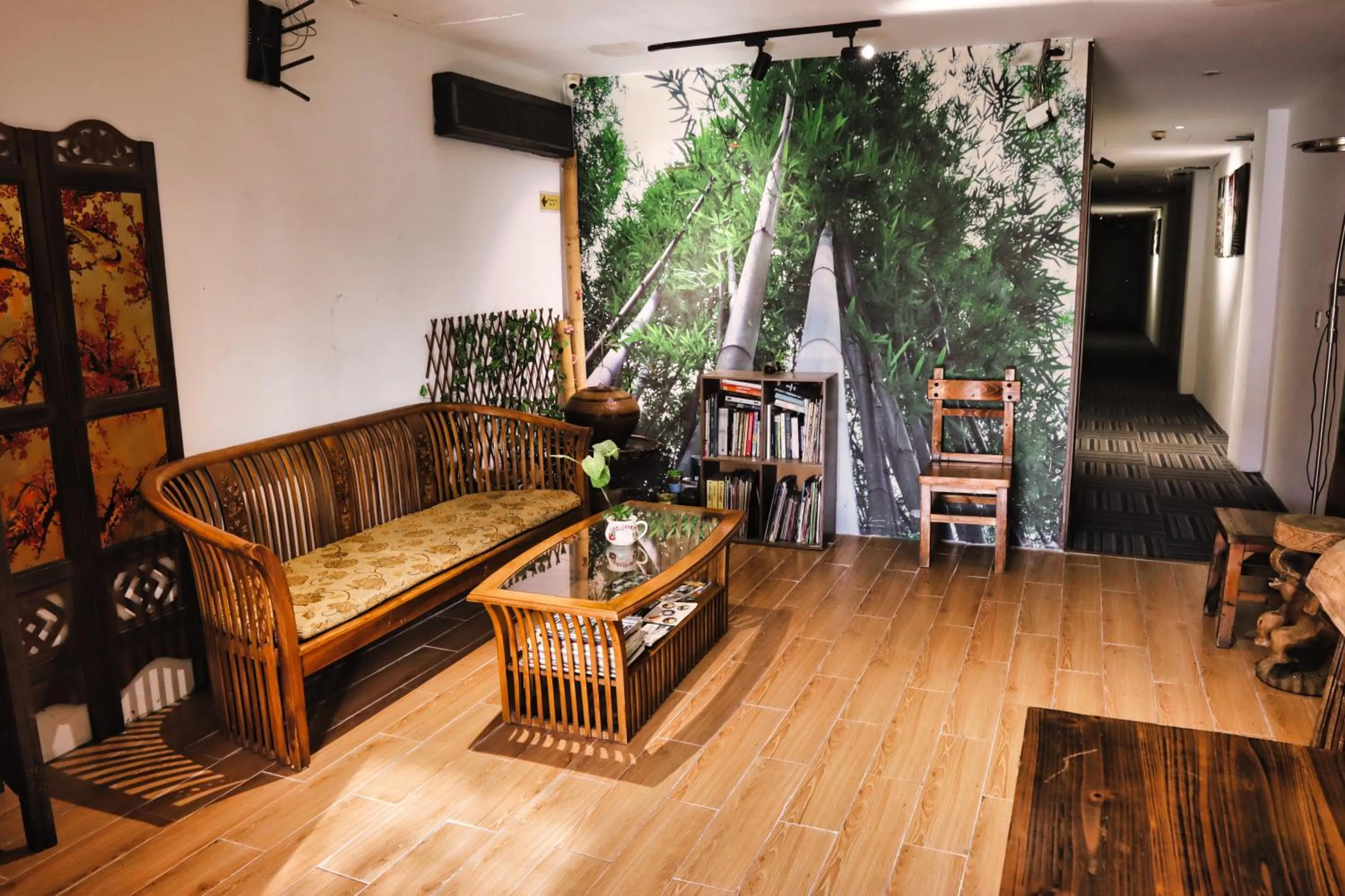 Communal lounge/ TV room in Rain Forest Hotel