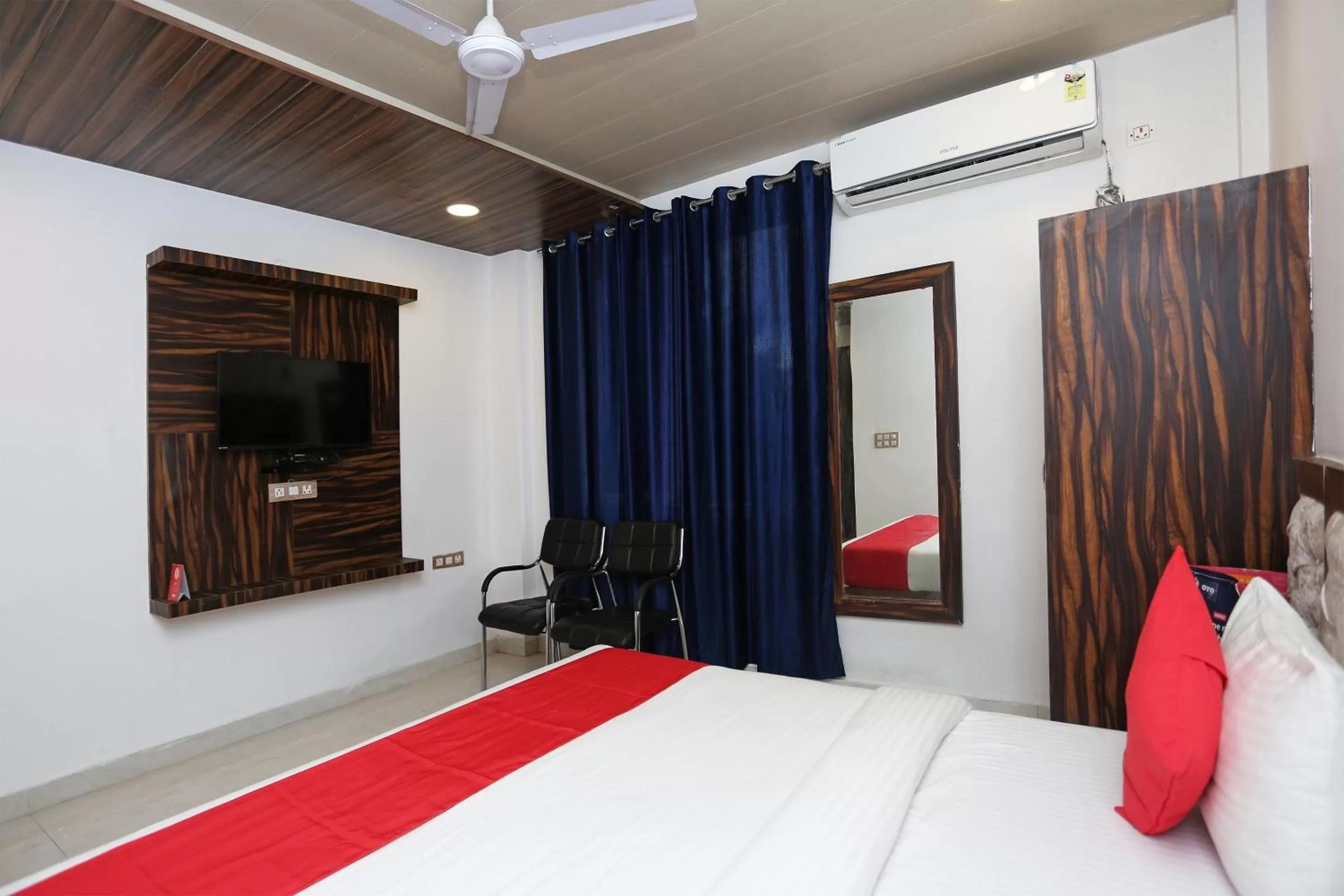 Bedroom, Bed in Super OYO Capital O Hotel Rosewood Inn