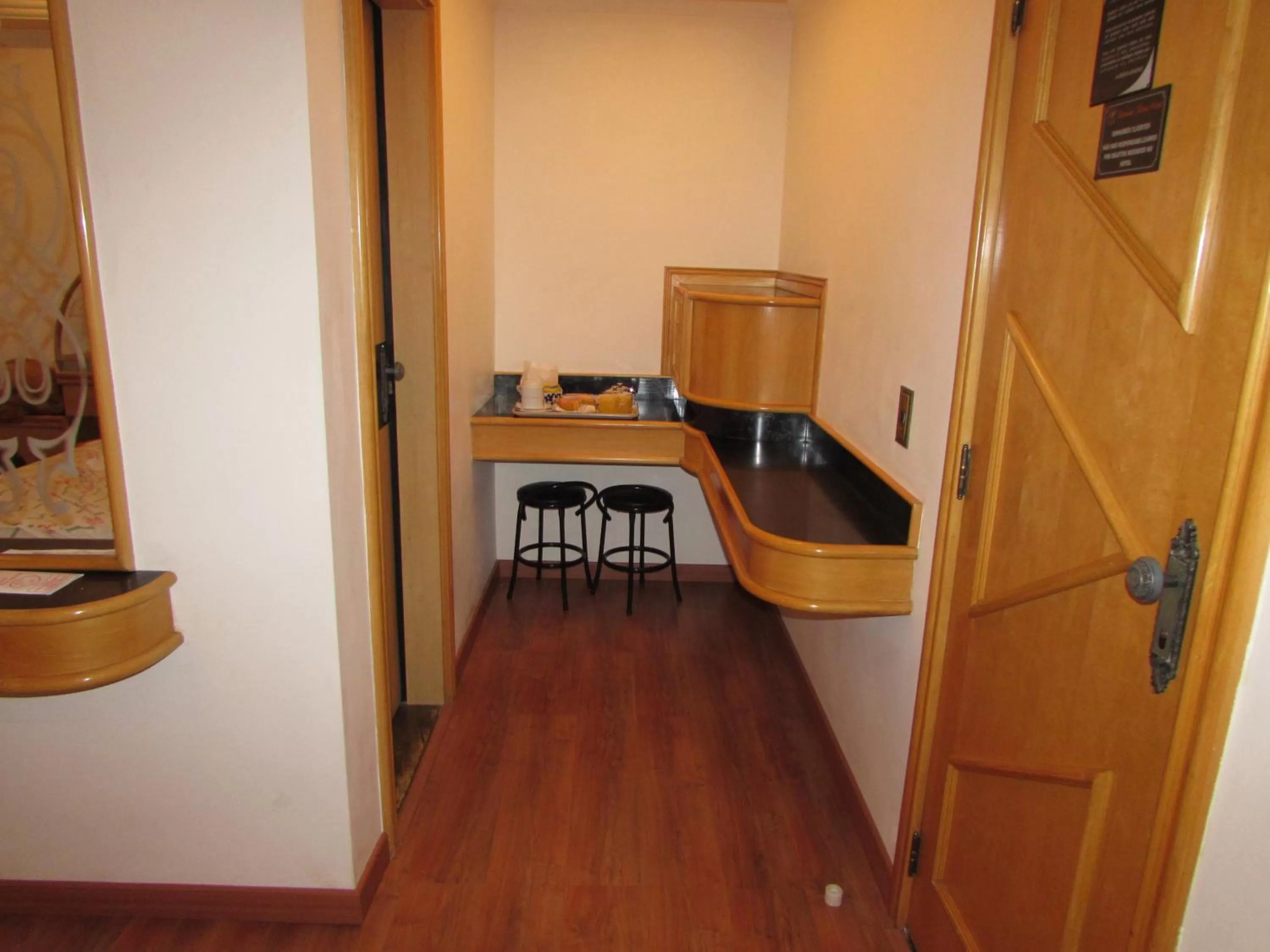 Bedroom, Kitchen/Kitchenette in Pleasant Place Hotel