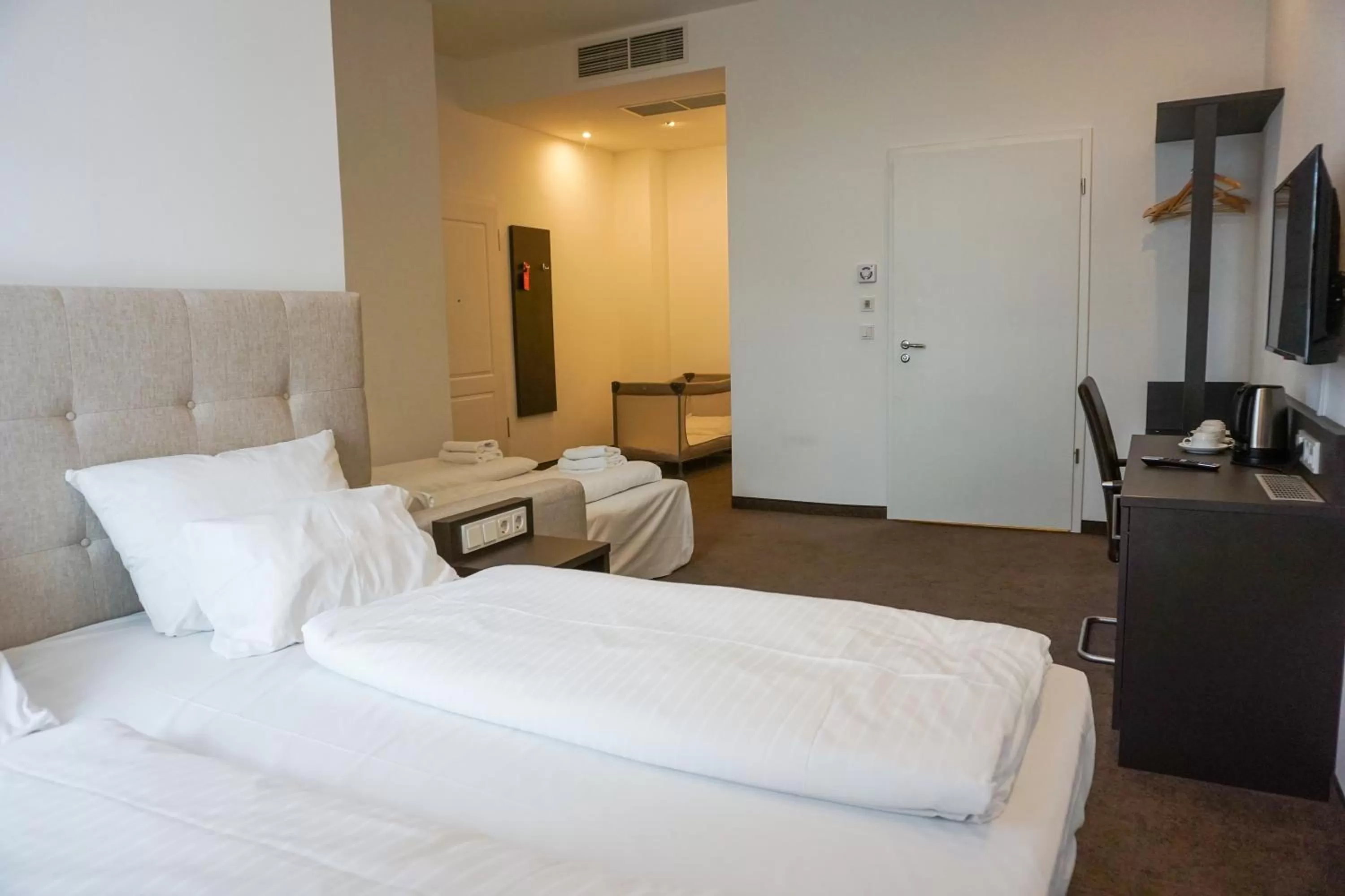 Photo of the whole room, Bed in The Monument Hotel - BW Signature Collection