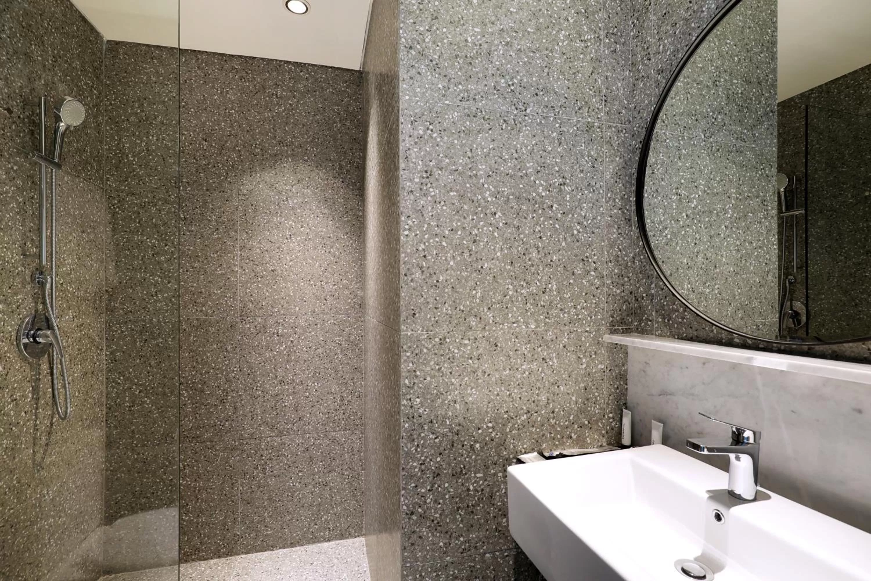 Shower in Swiss-Belinn Wahid Hasyim