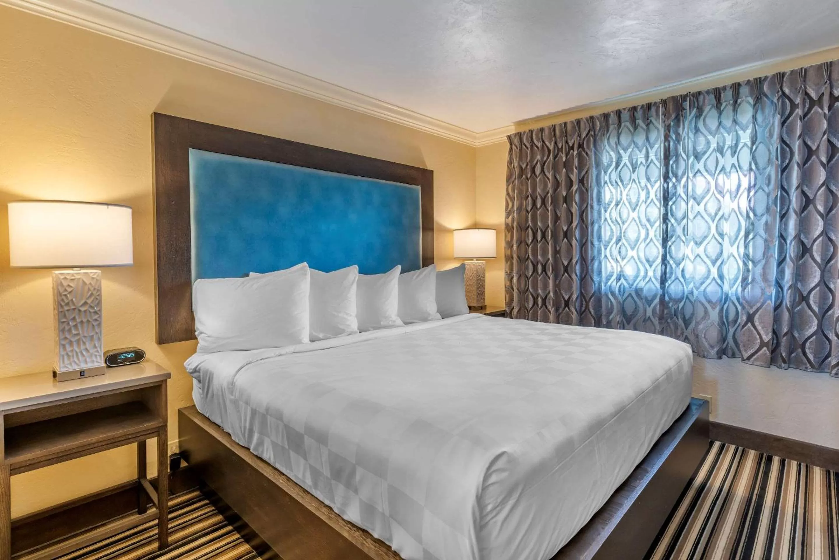 Standard King Room - Non Smoking in Lincoln Sands Oceanfront Resort, Ascend Hotel Collection